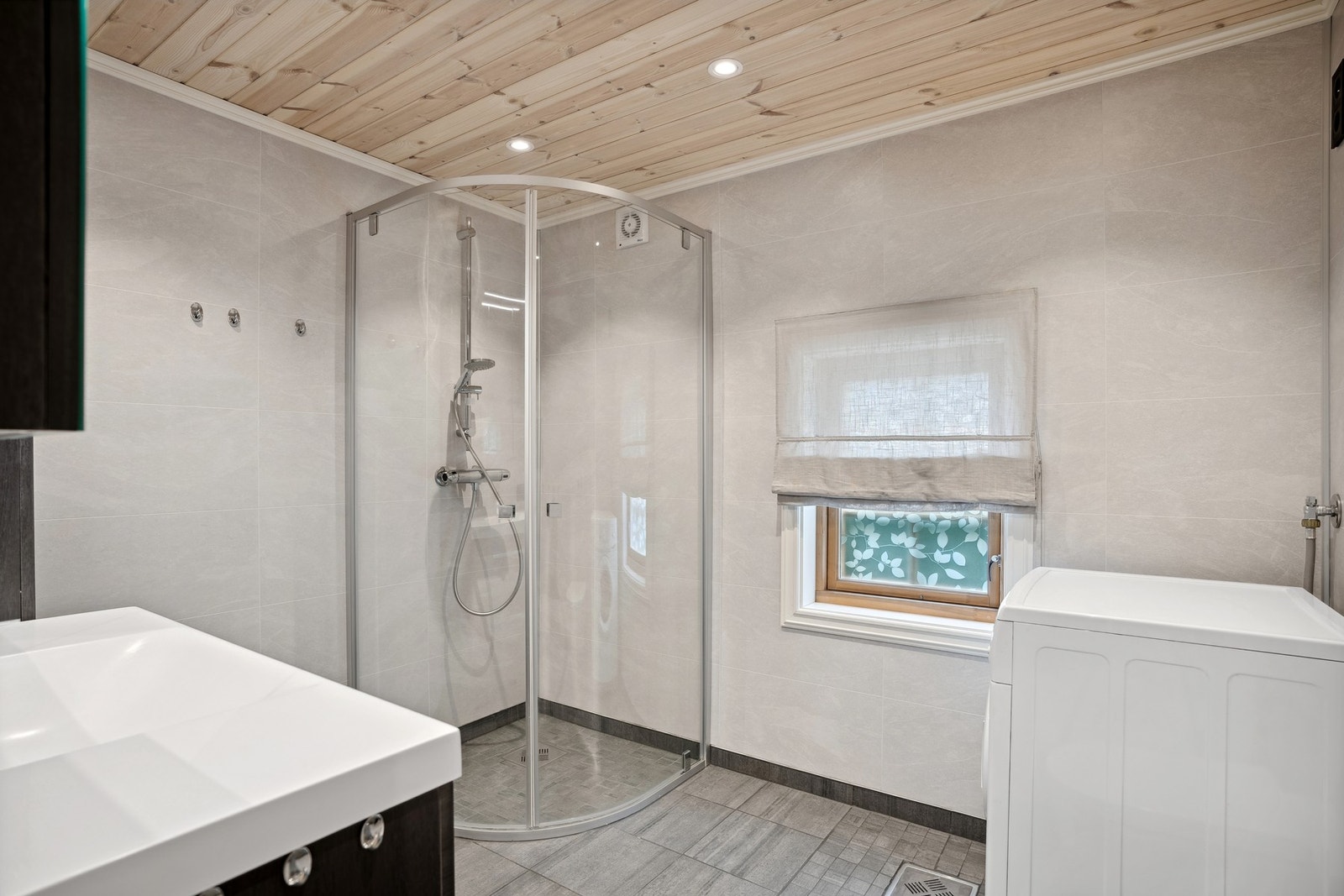 Badet har gulvvarme, downlights og opplegg for vaskemaskin. Galleribilde