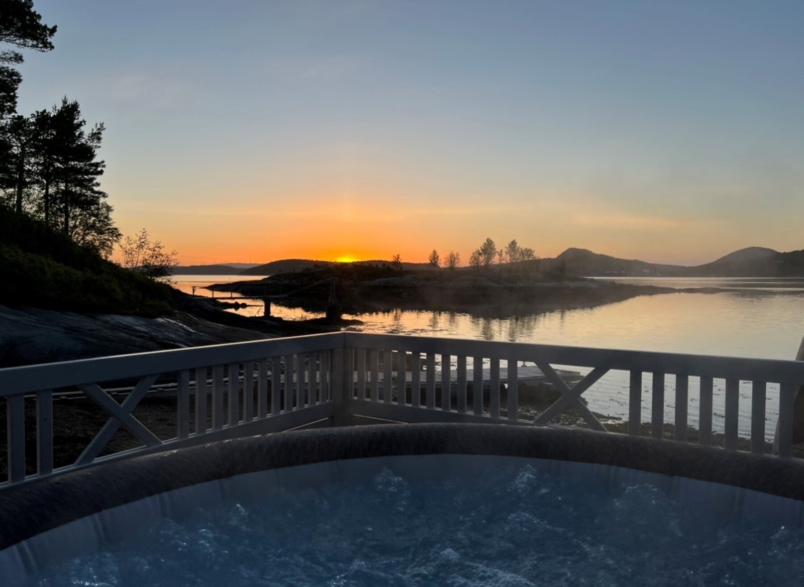 Kveldsstemningen over fjorden er helt magisk - eiendommen er rett og slett en perle. Galleribilde