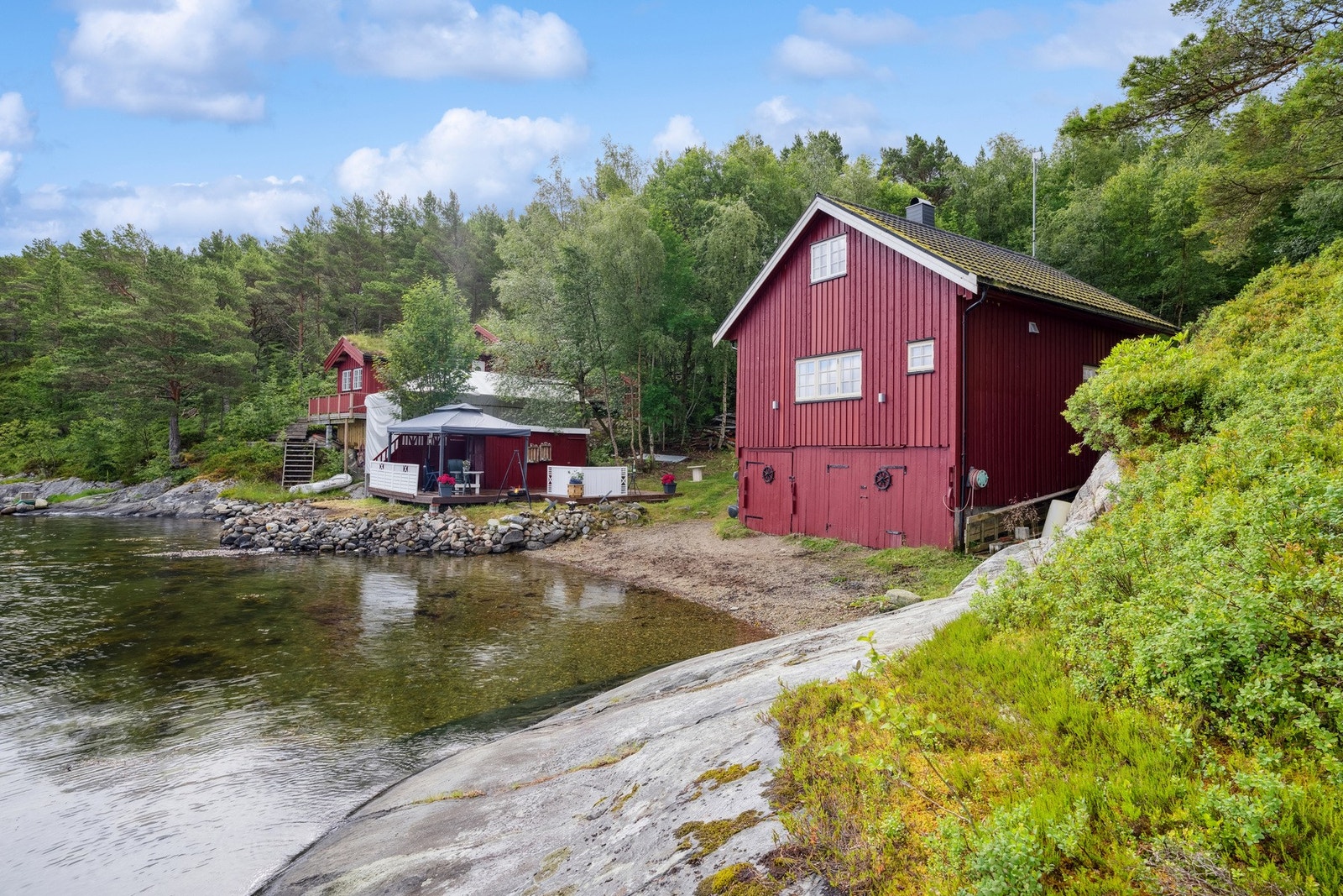 Eiendommen har egen strand, og det er selvfølgelig mulighet for båt. Galleribilde