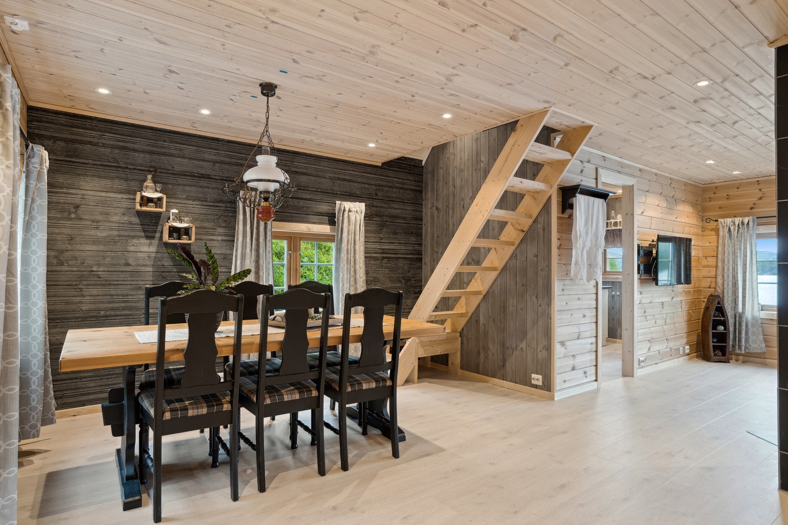 Fra spisestuedelen er det trapp opp til loftetasjen der soverommene er. Galleribilde