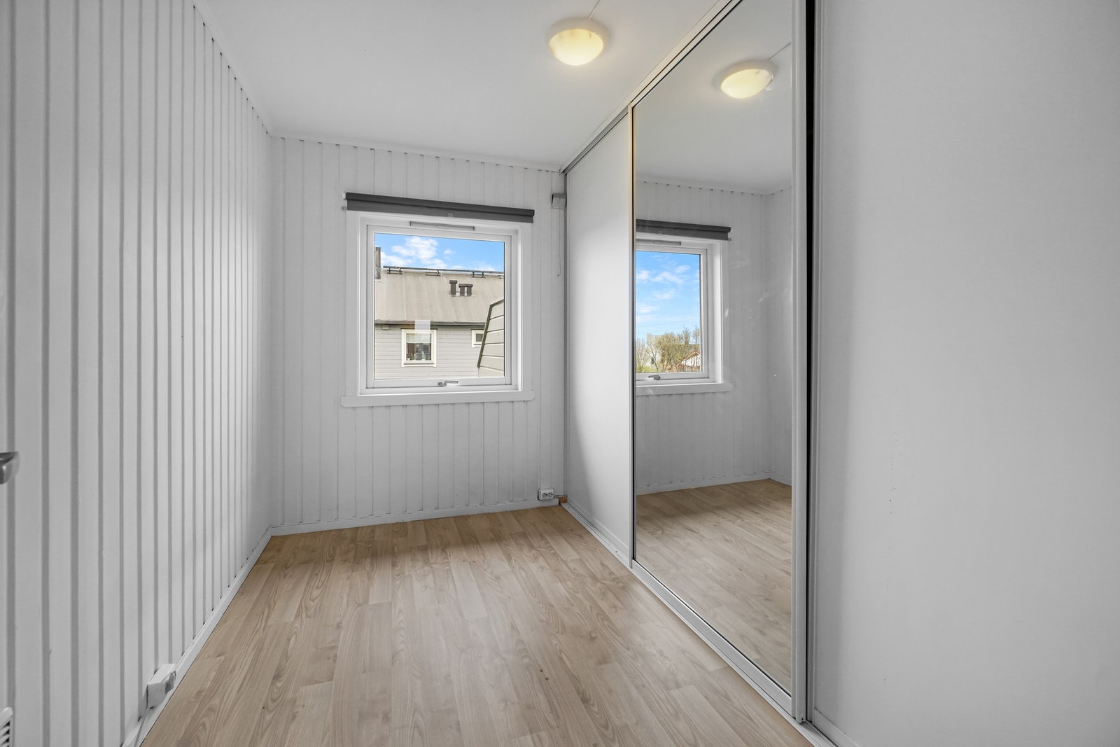 Leiligheten har i tillegg tre separate boder. Èn på loftet og to i kjelleren. Galleribilde