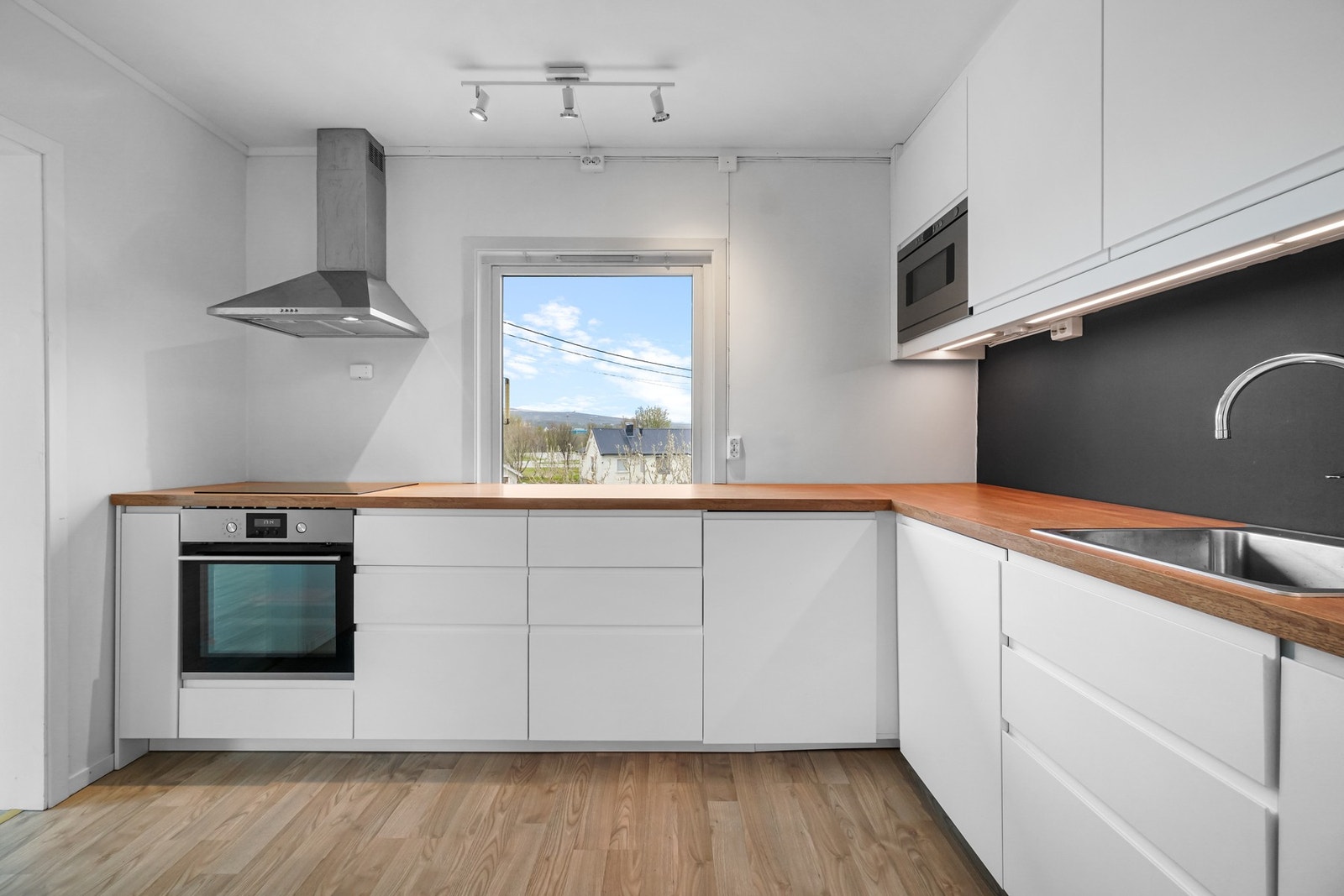 Velkommen til Methiveien 6 - en lys og innbydende 3-roms leilighet sentralt i Vadsø! Galleribilde