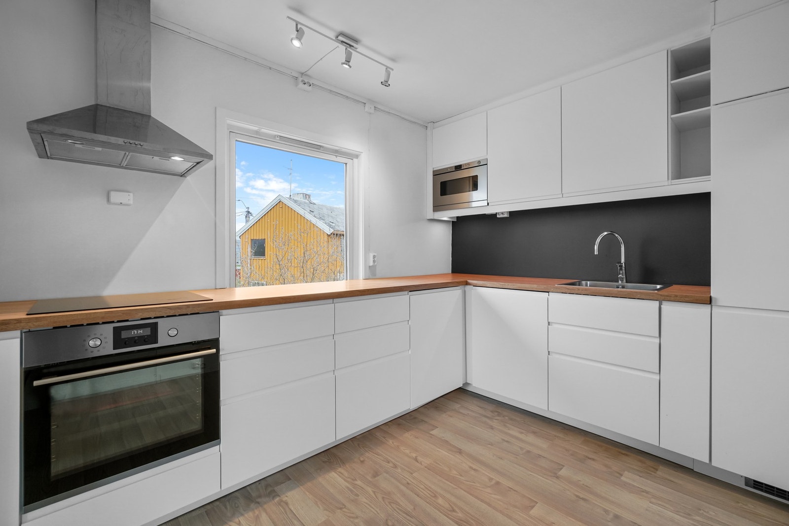 Leiligheten befinner seg i 2.etg i borettslaget med utsyn til uteområdene. Kjøkkenet ble pusset opp i 2016 og har et moderne uttrykk. Galleribilde