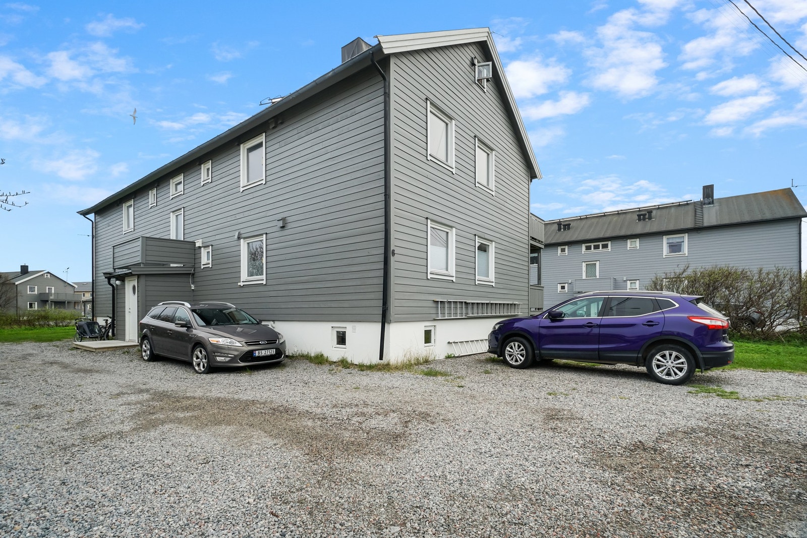 Utenfor er det god parkeringsplass på oppstillingsplasser for andelseierne. Galleribilde