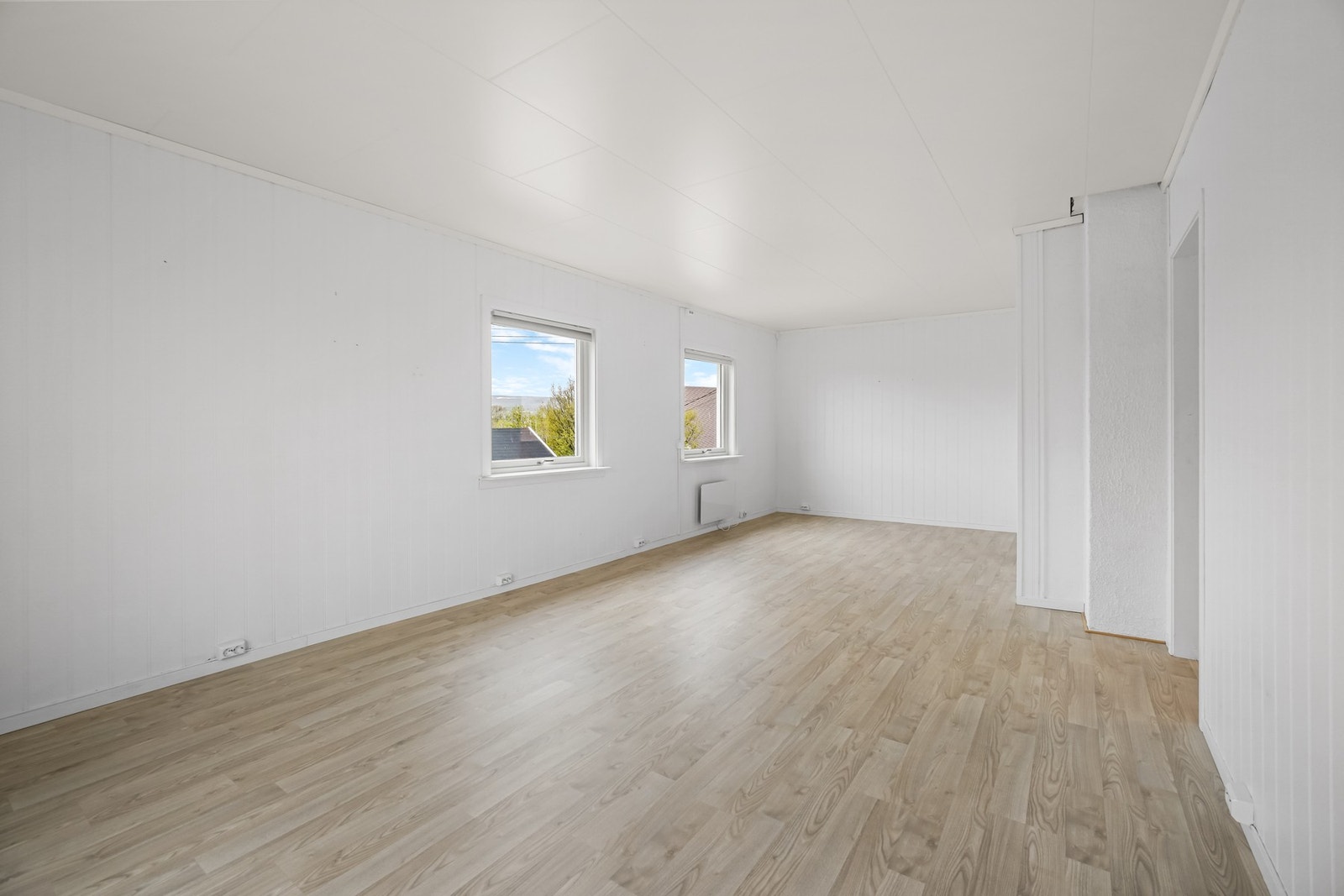 Her er det store vindusflater i flere himmelretninger som slipper inn godt med dagslys. Galleribilde