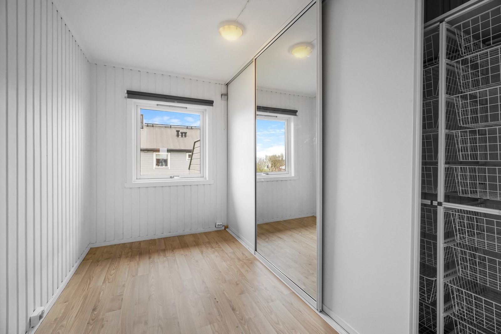 Det andre soverommet har en stor skyvedørsgarderobe for ekstra lagringsplass. Galleribilde