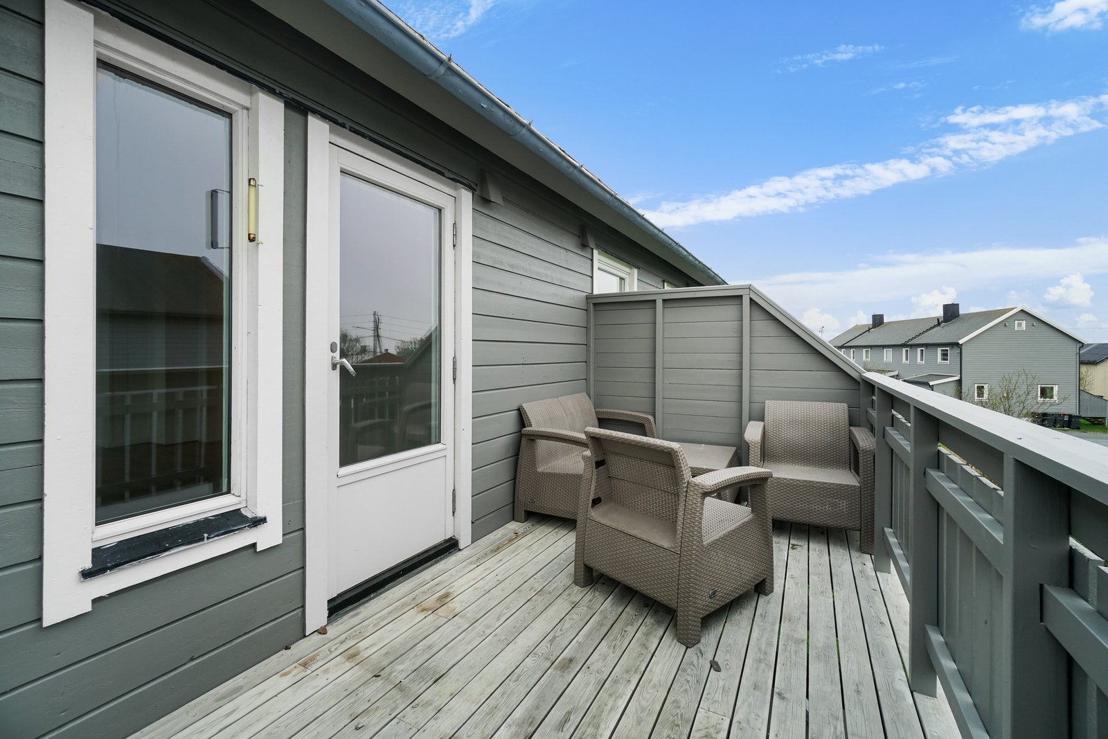 Balkongen måler ca. 10 kvm og har god plass til en stor sittegruppe. Galleribilde