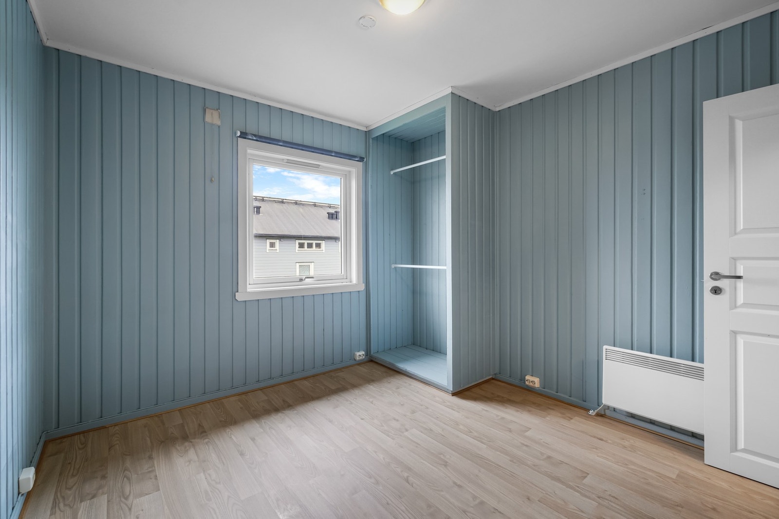 Her er det plassbygd garderobeskap i moderne farger. Galleribilde