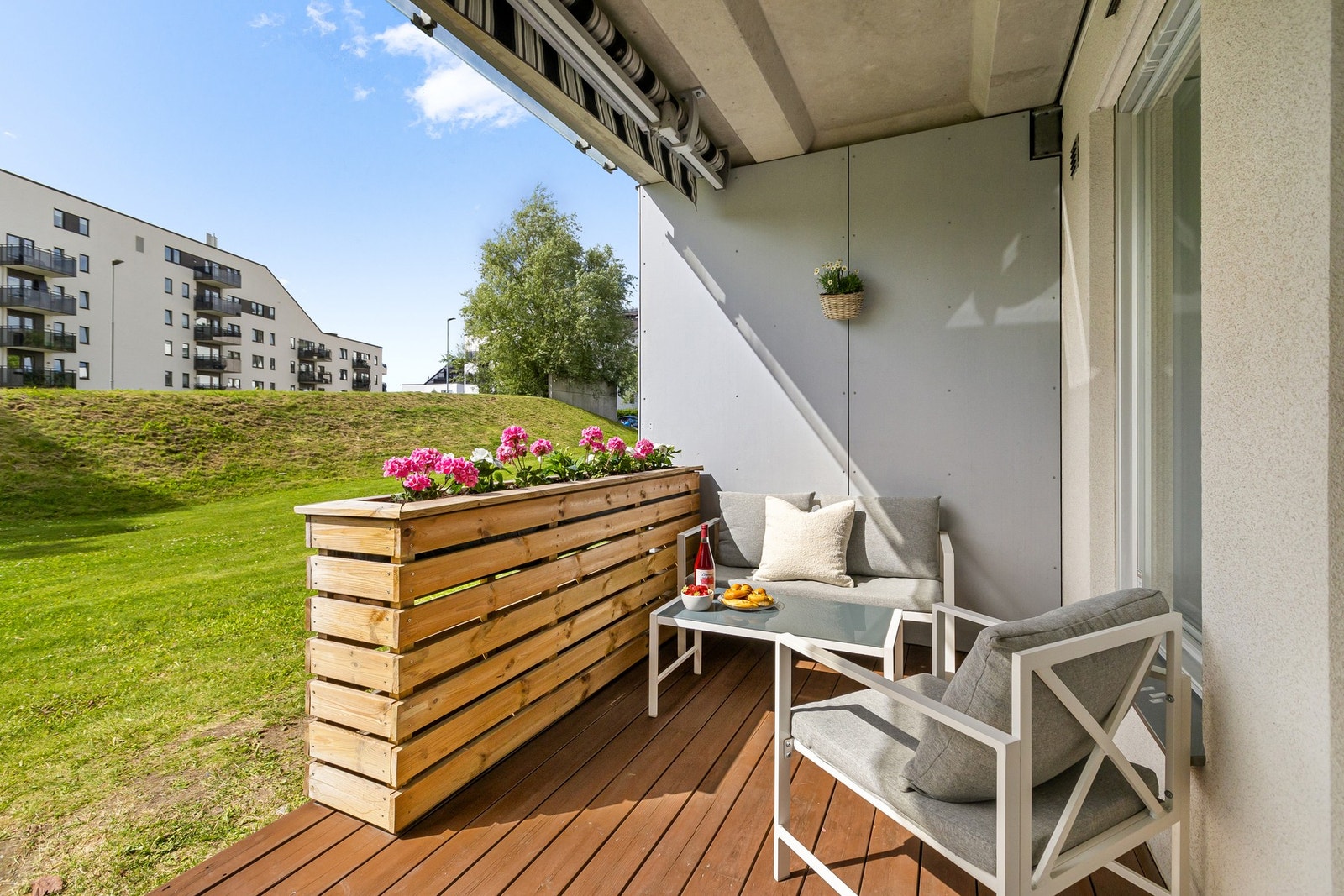 Terrassen på ca. 11 kvm er vestvendt og har elektrisk markise. Her kan varme sommerdager nytes! Galleribilde