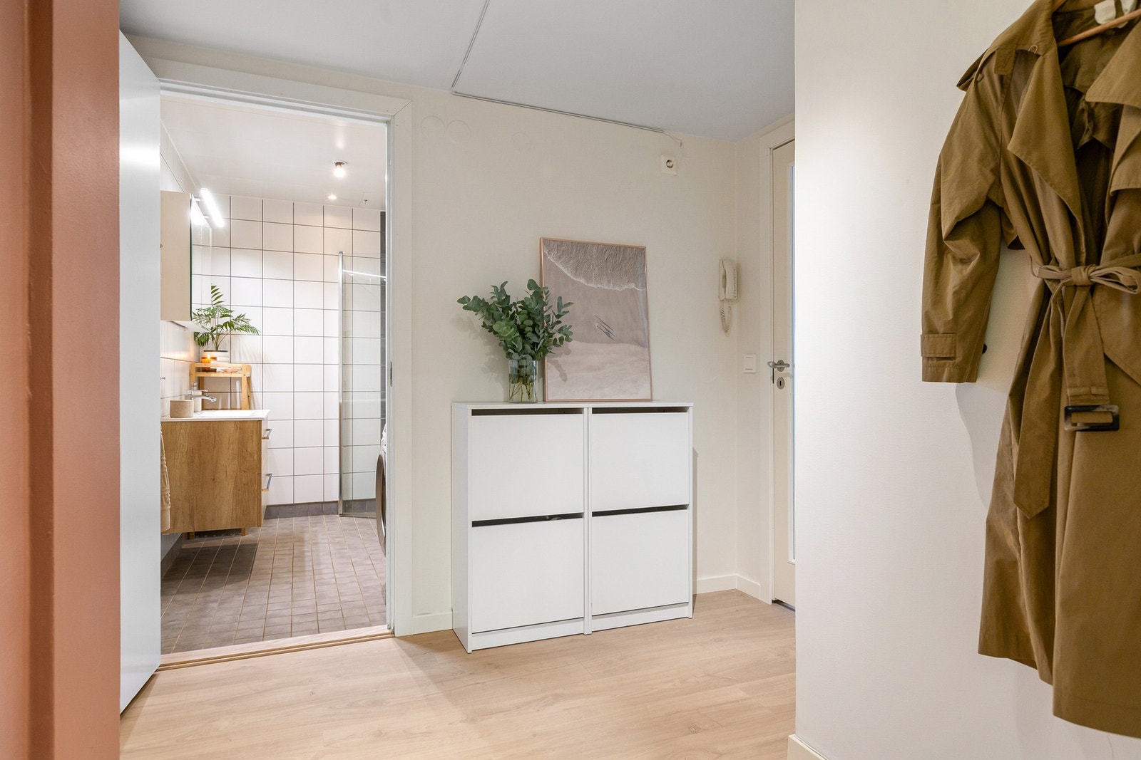 Her blir du møtt av en innbydende entré som gir et godt førsteinntrykk av leiligheten. Galleribilde