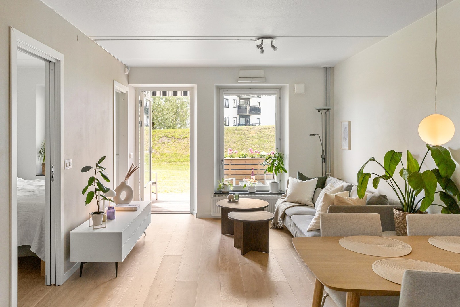 Stuen og kjøkkenet ligger i en åpen løsning og får godt med naturlig lys fra generøse vindusflater, noe som bidrar til en luftig romfølelse. Galleribilde
