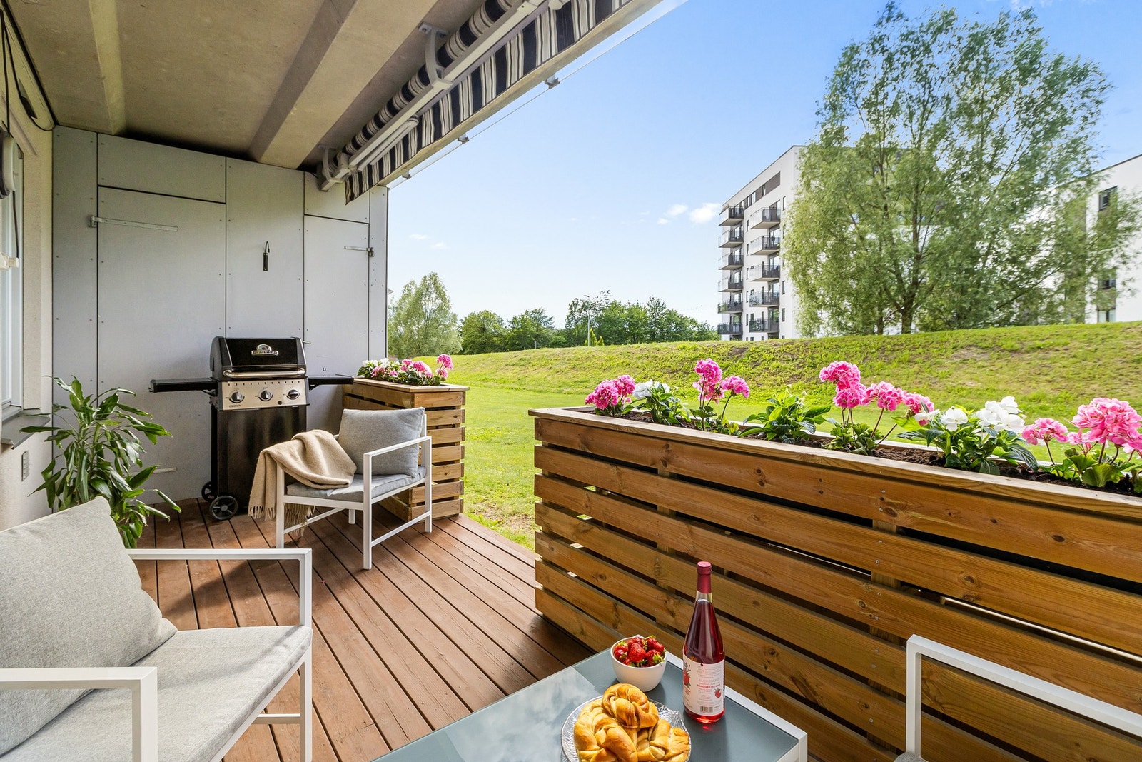 En meget innbydende 3-roms andelsleilighet med god planløsning og solrik markterrasse. Galleribilde