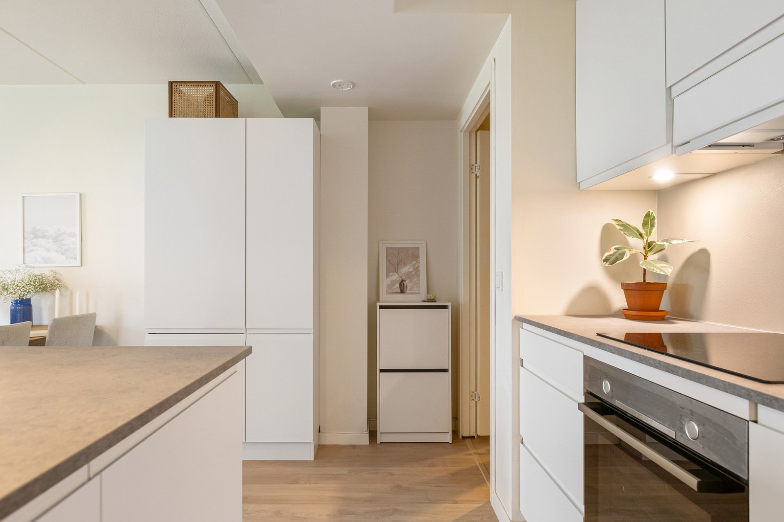 Godt utnyttet kjøkken med mye skap- og benkeplass, i tillegg er det en frittstående kjøkkenøy som gjør dette rommet perfekt for sosiale sammenkomster med venner og familie! Galleribilde
