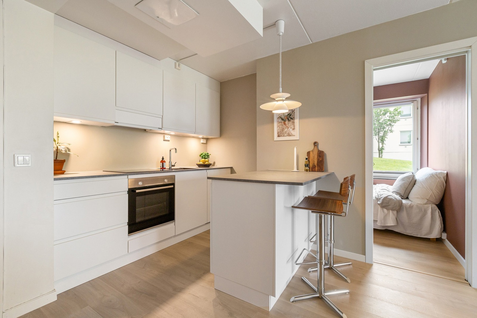 Lekker kjøkkeninnredning satt inn i 2020 fra KVIK med slette fronter, laminert benkeplate og malte flater mellom benkeplate og overskap. Galleribilde