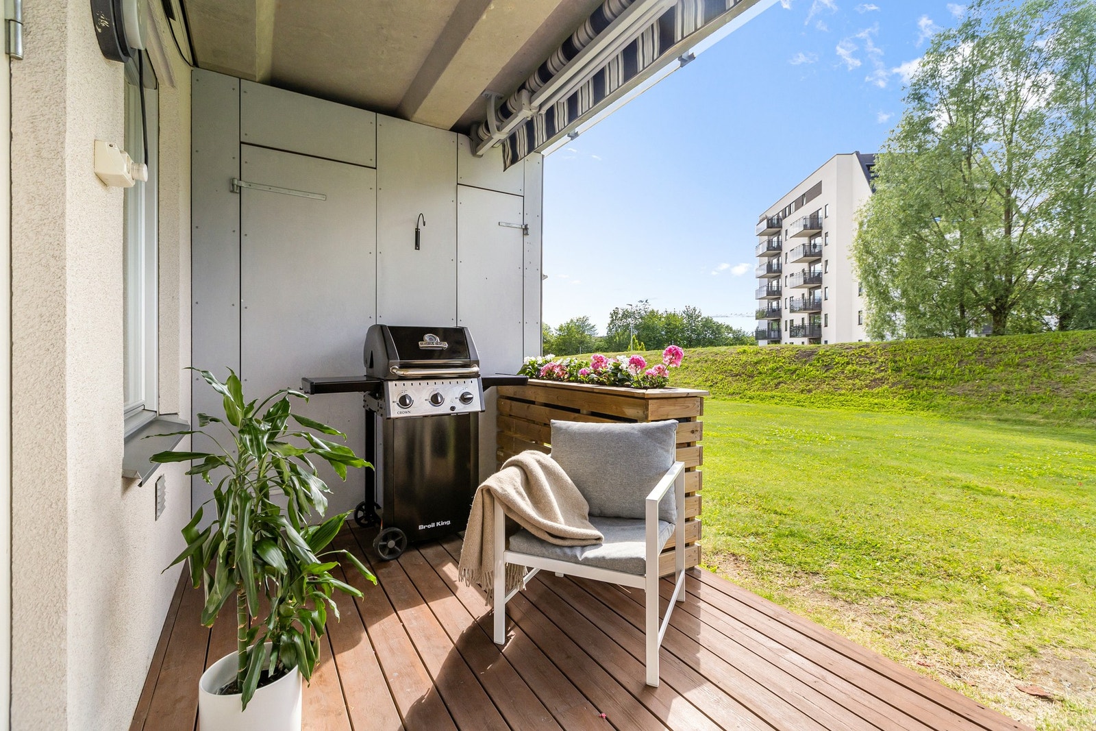 Det er god plass til sittegruppe, grill og annet ønskelig møblement. Galleribilde