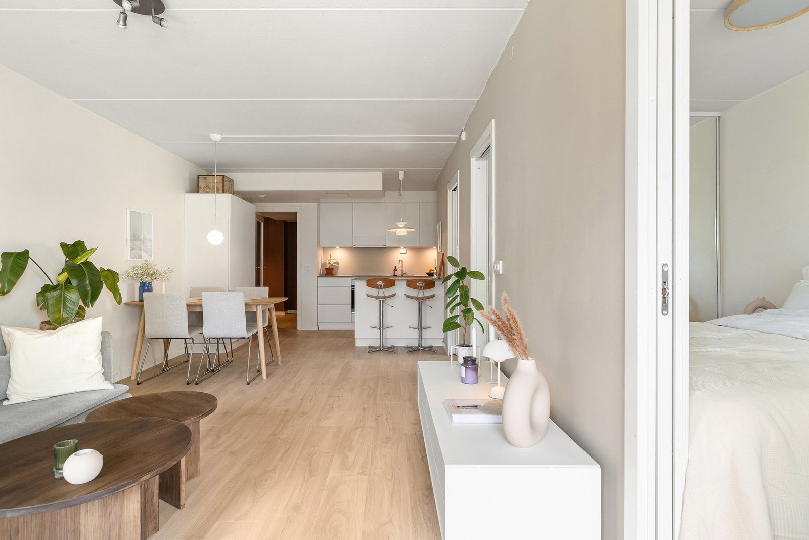 Stuen har gode innredningsmuligheter hvor det er god plass til sofagruppe med tilhørende møblement. Galleribilde