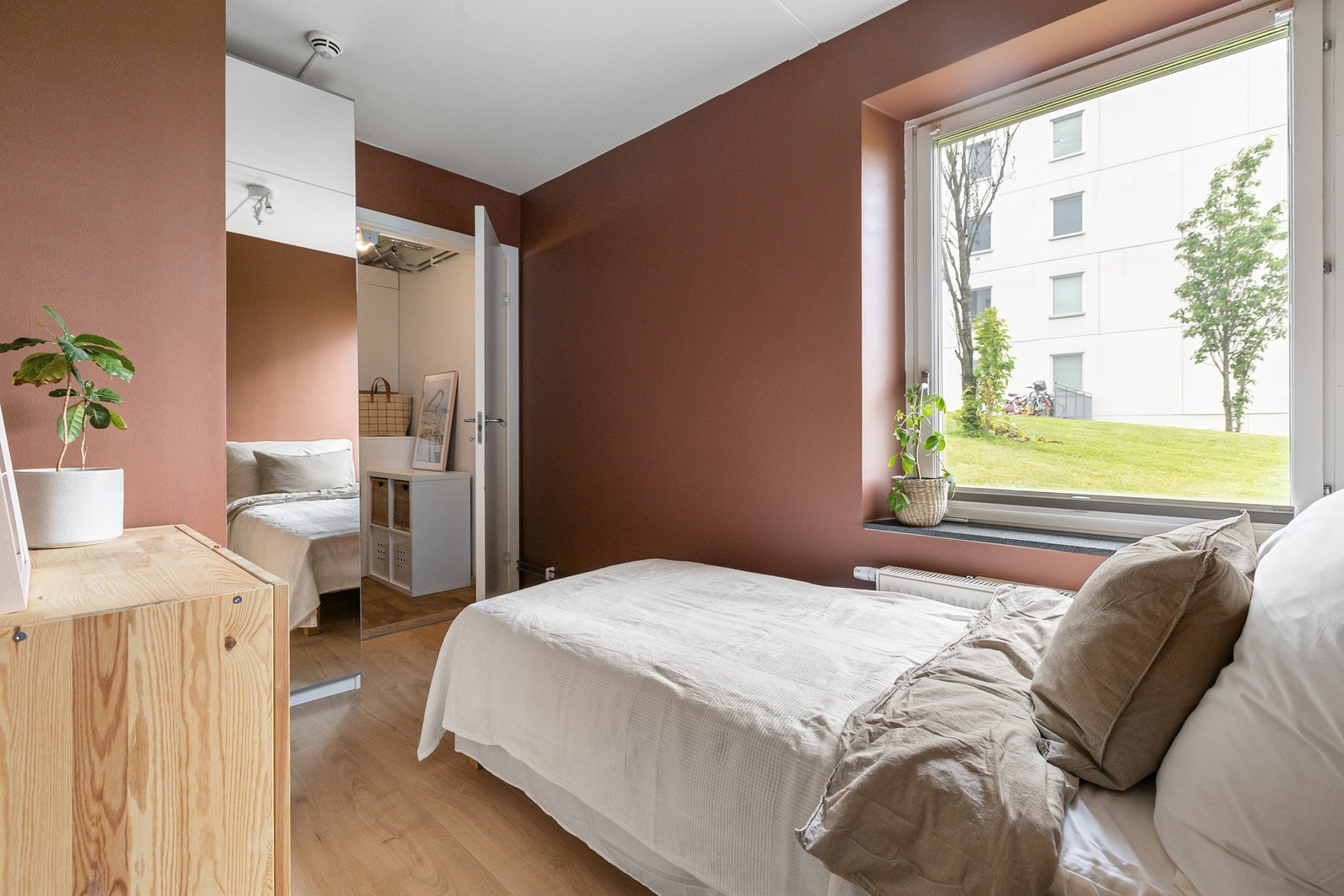 I tilknytning til soverommet har leiligheten en innvendig bod som du kan benytte som et praktisk walk in closet. Galleribilde