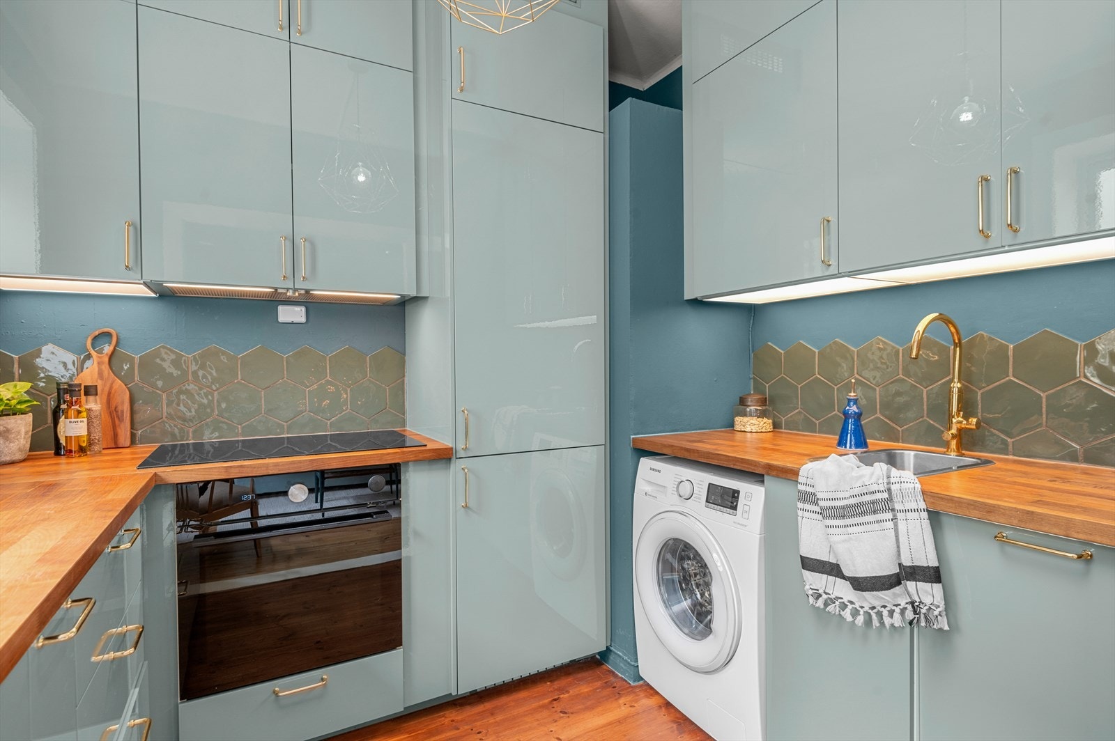 Kjøkkenet måler 5,5 m² og her er det opplegg for vaskemaskin. Galleribilde