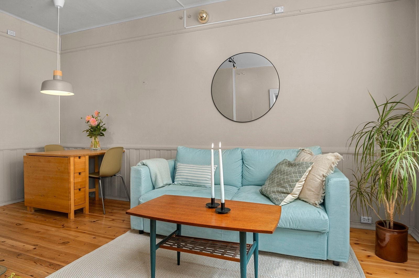 Fra leiligheten er det kort vei til kollektivtransport, både buss og tog. I tillegg er det gang- og sykkelavstand til en rekke hverdagslige fasiliteter. På sykkel tar du deg enkelt til flere av byens studiesteder. Galleribilde