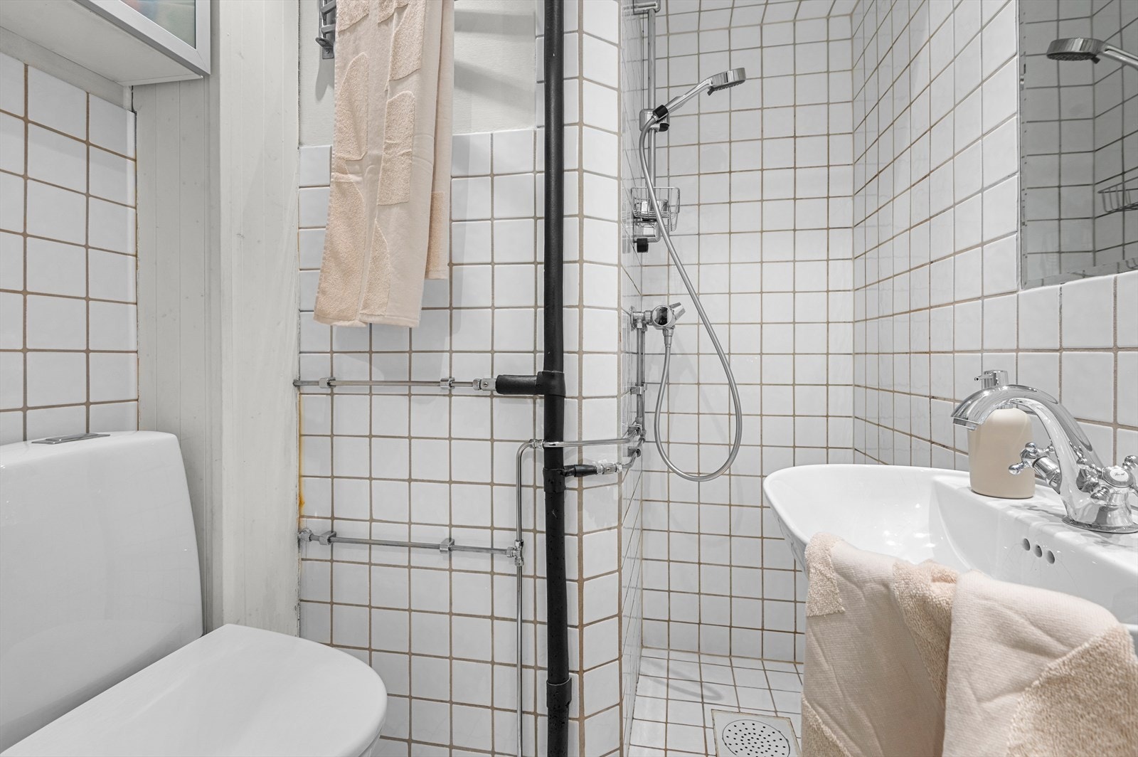 Pratisk bad med alt man trenger. Galleribilde