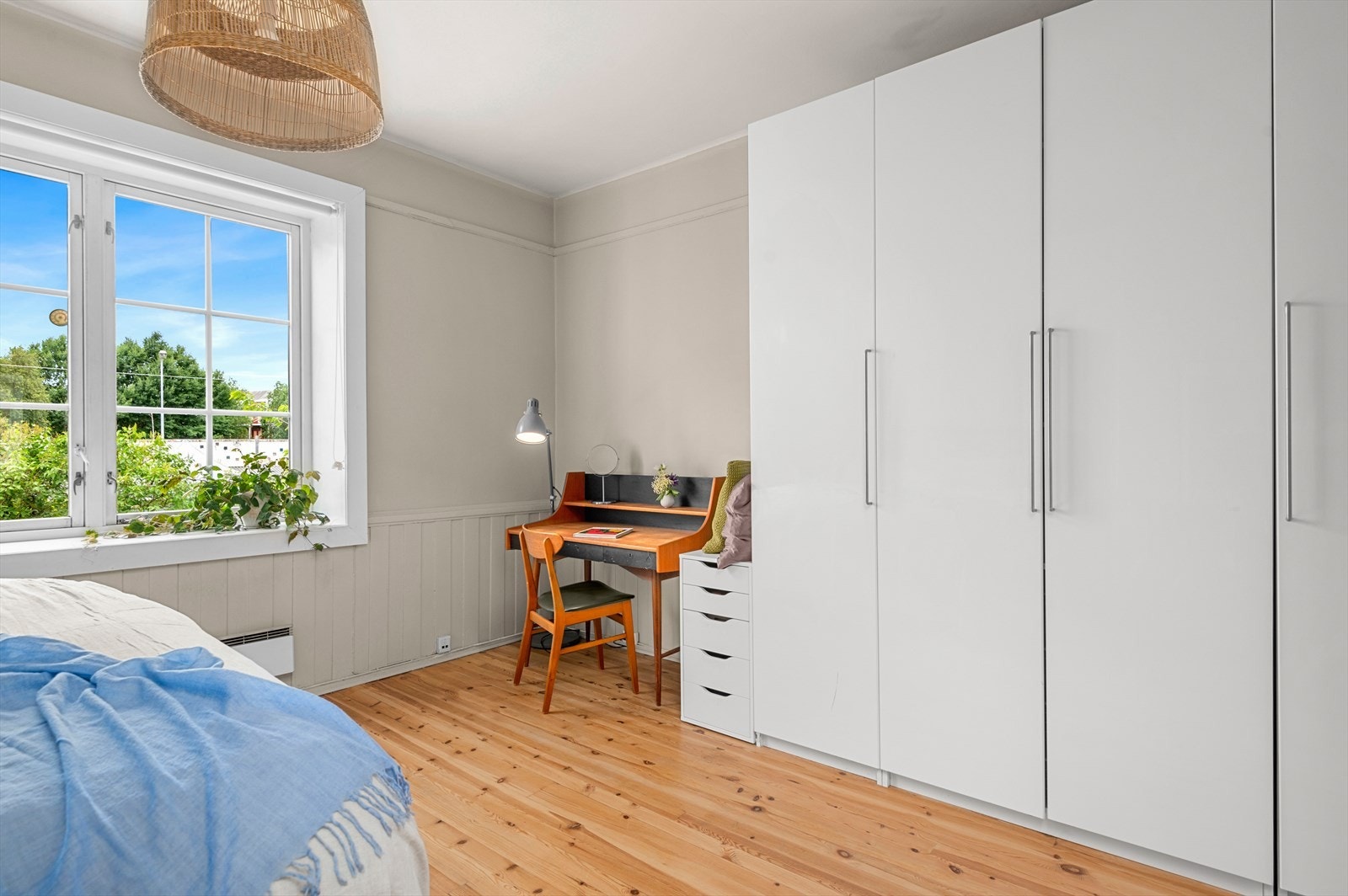 Her er det god plass til dobbeltseng, garderobeinnredninger og eventuelt en skrivepult som er plassert her i dag. Galleribilde