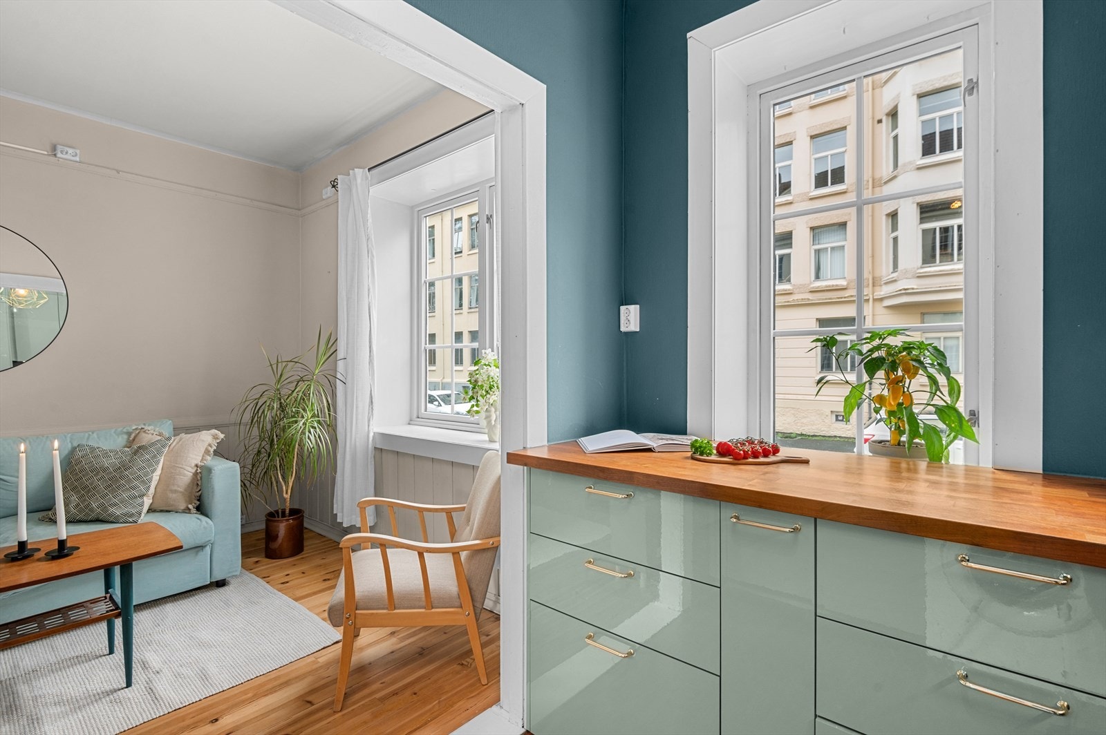 Vindusflater av god størrelse som gir mye naturlig lysinnslipp. Galleribilde