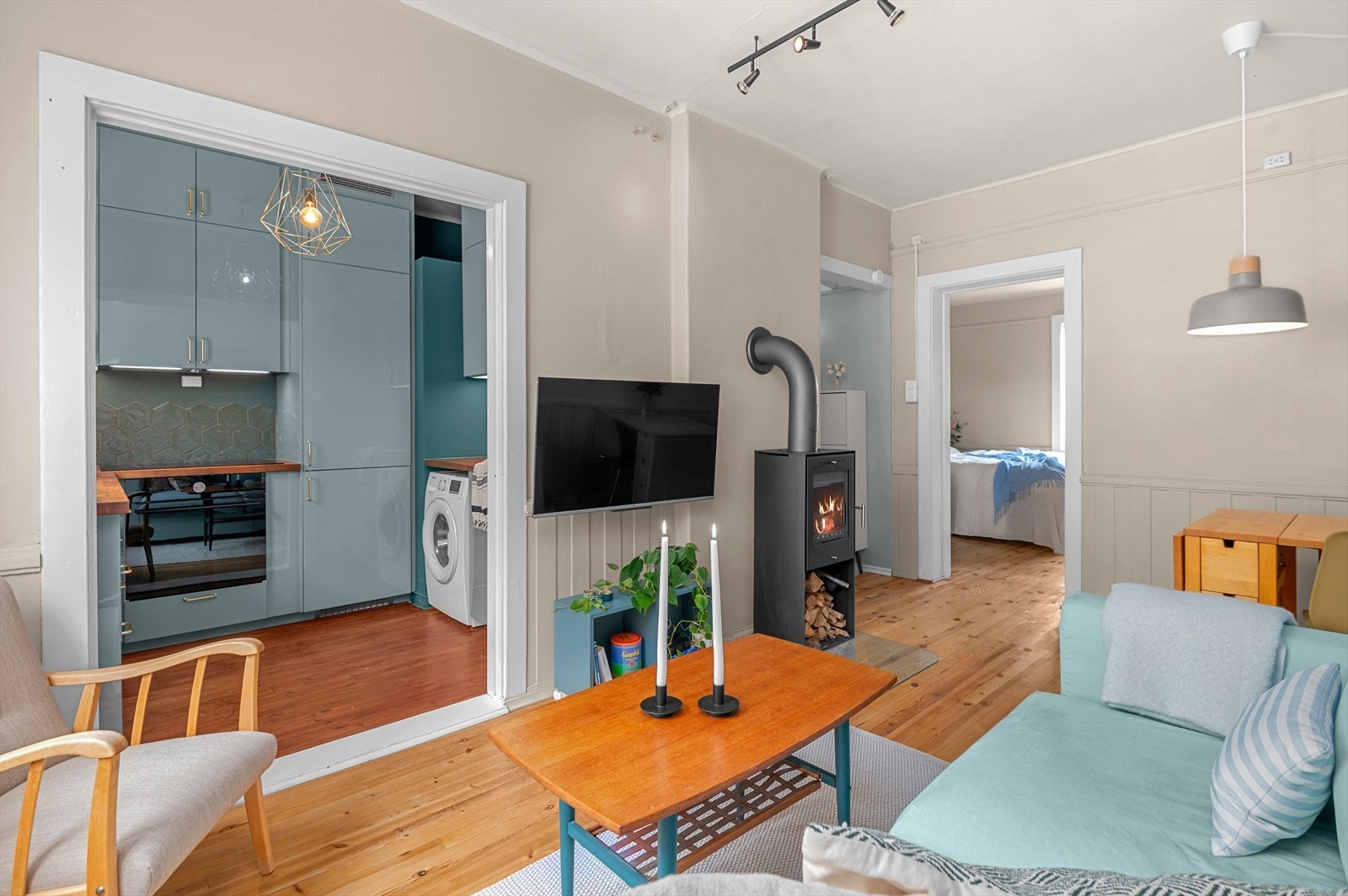 Leiligheten oppvarmes via elektrisitet og via denne lekre peisen som gir en god og behagelig varme på kaldere dager. Galleribilde