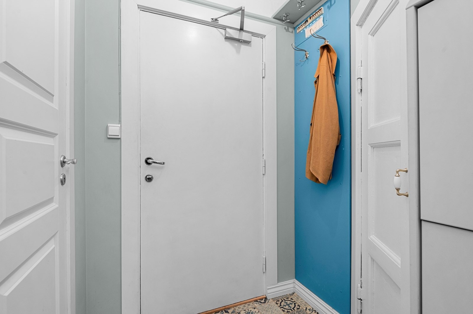 Entré som med inngang til et eget praktisk kott på 1 m². Galleribilde