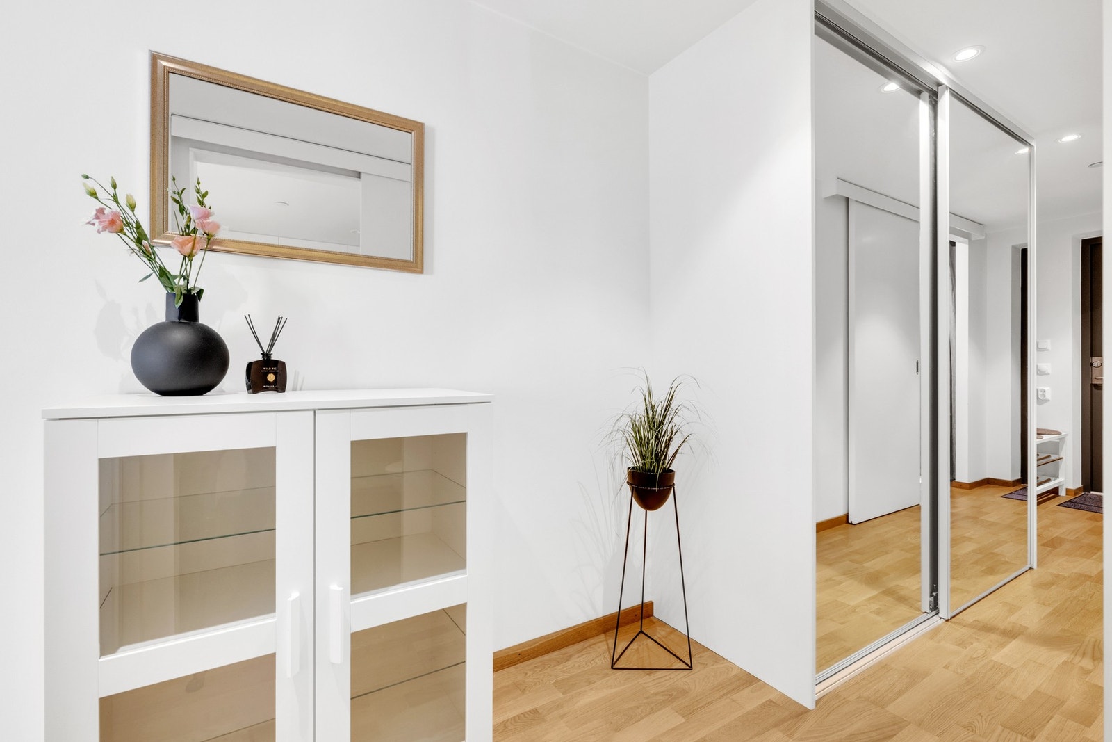 Praktisk med stor skyvedørsgarderobe m/speilfronter i gang. Galleribilde