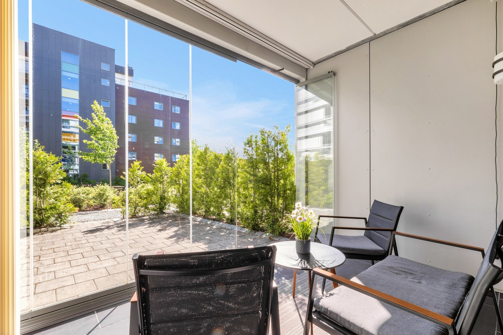 På den sørvestvendte og
innglassede terrassen nyter du glimrende solforhold fra ca. kl. 10:00 til 19:00 på sommerstid. Galleribilde