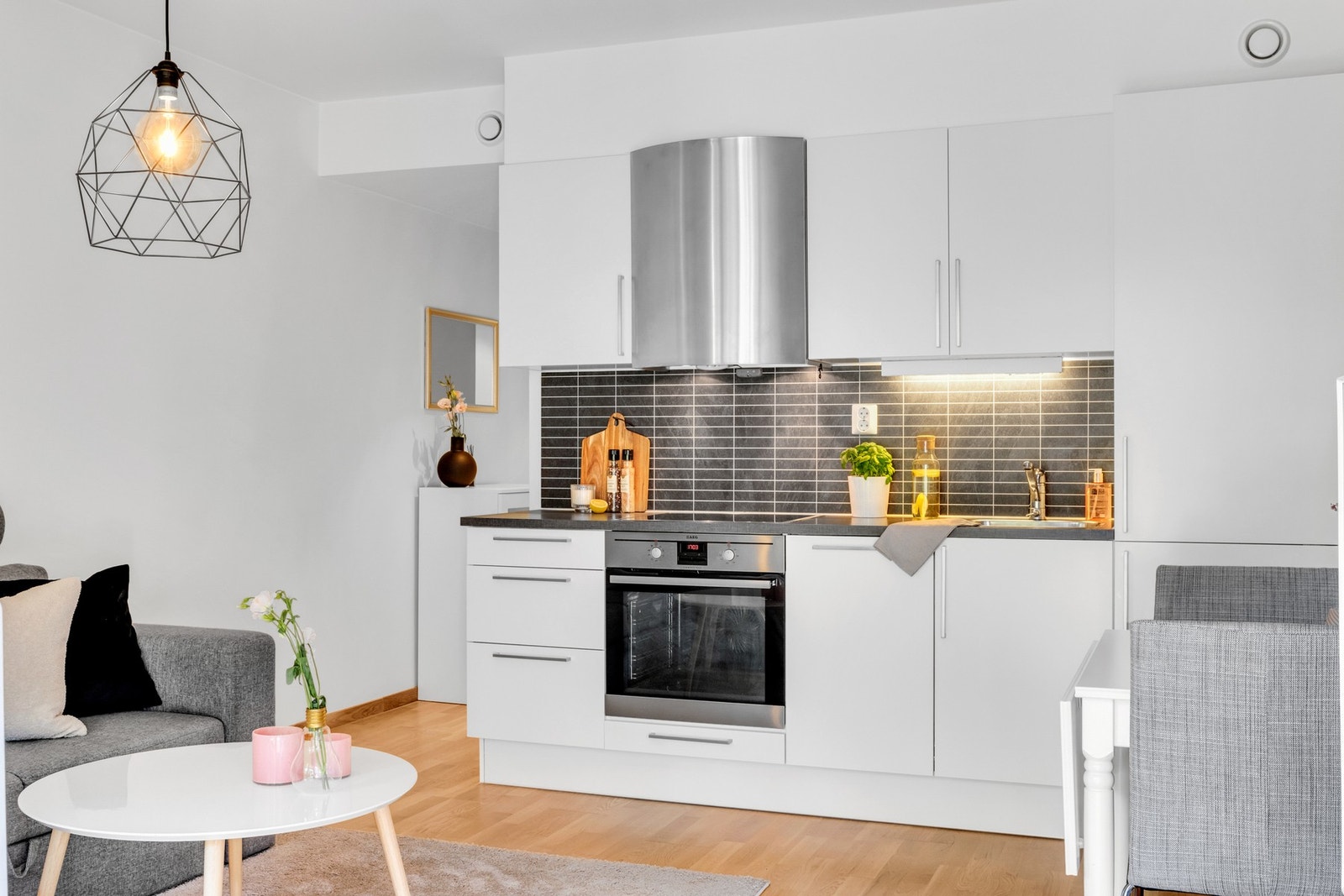 Flott kjøkken med integrerte hvitevarer. Det er gitt tilstandsgrad 1 på tilnærmet alle punkter i takstmannens rapport, så her gjør du deg et trygt kjøp. Galleribilde