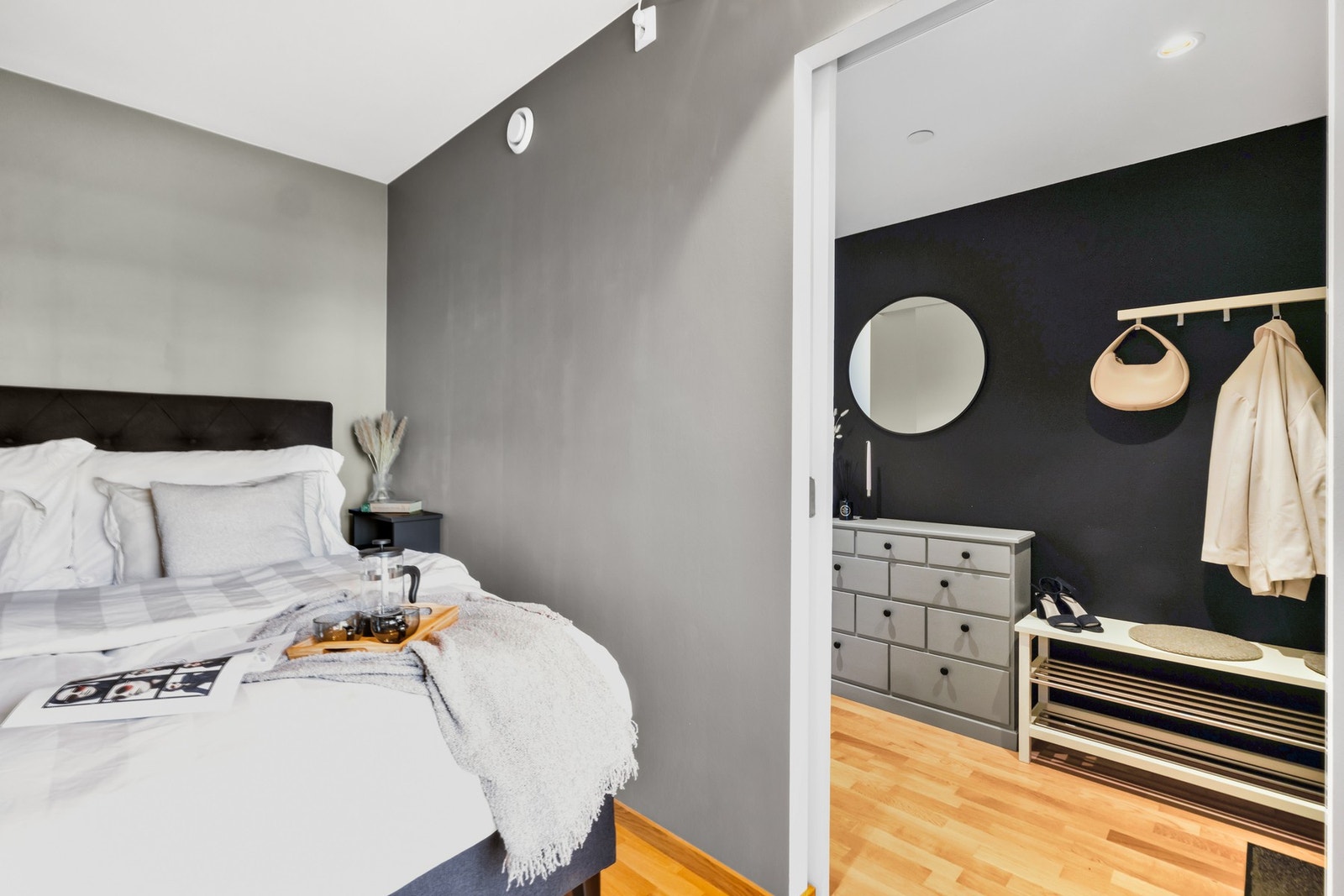 Hele leiligheten er malt i tidsriktige fargetoner. Galleribilde