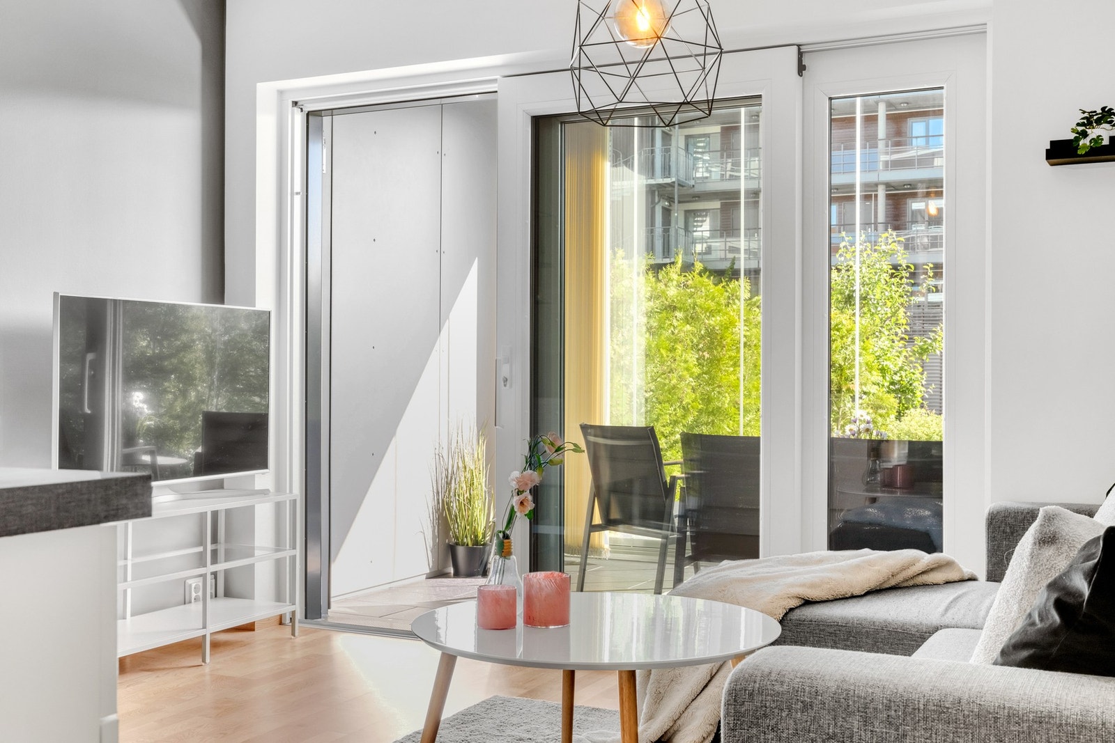 Bygget sto ferdigstilt så sent som i 2015 og holder som følge av dette en gjennomgående moderne standard. Fjernvarme gir en
effektiv oppvarming av leiligheten og balansert ventilasjon sørger for et sunt inneklima året rundt. Galleribilde