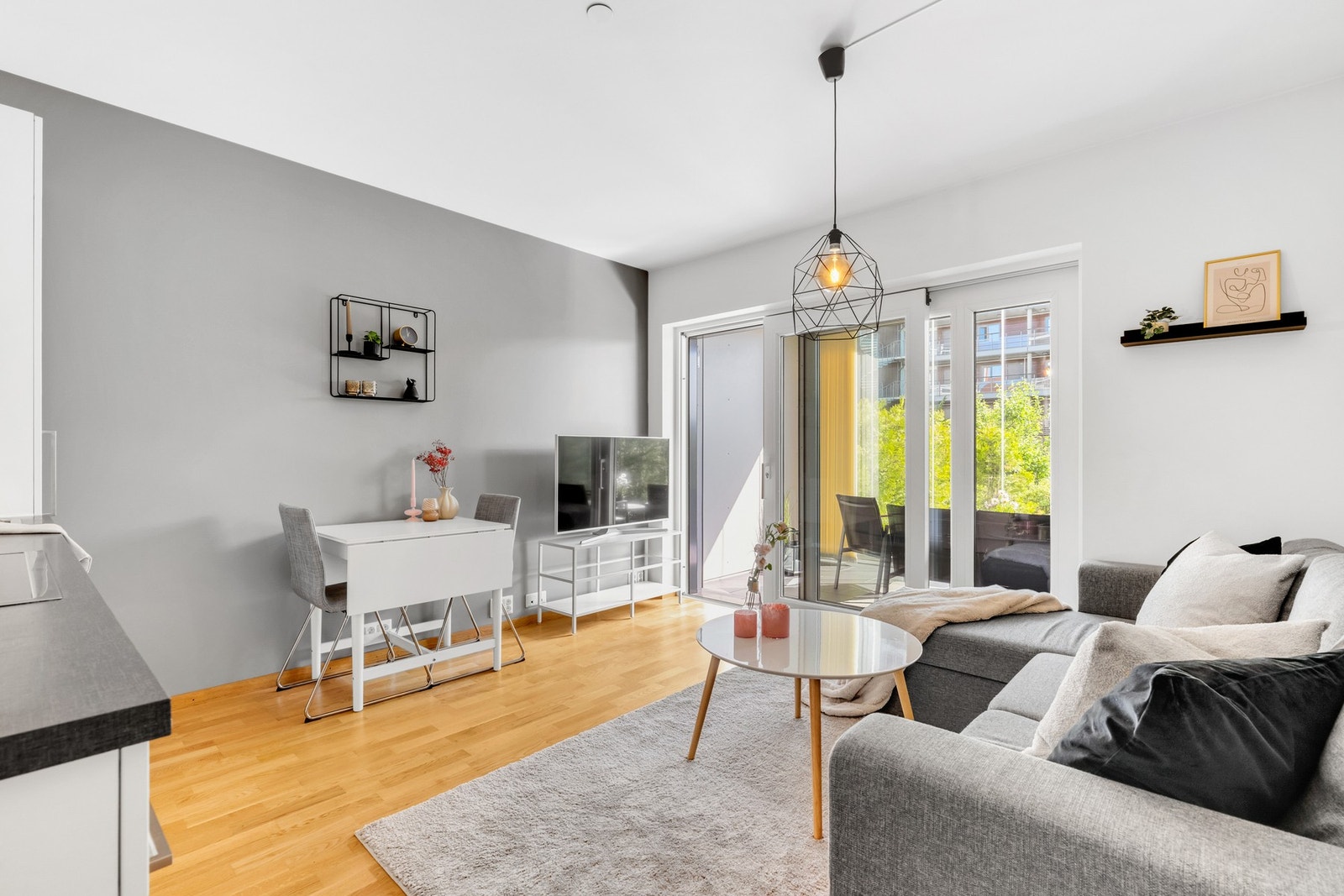 EiendomsMegler 1 v/Frank Robert Bae har gleden av å presentere en delikat 2-roms selveierleilighet beliggende i Miljøbyen! Galleribilde