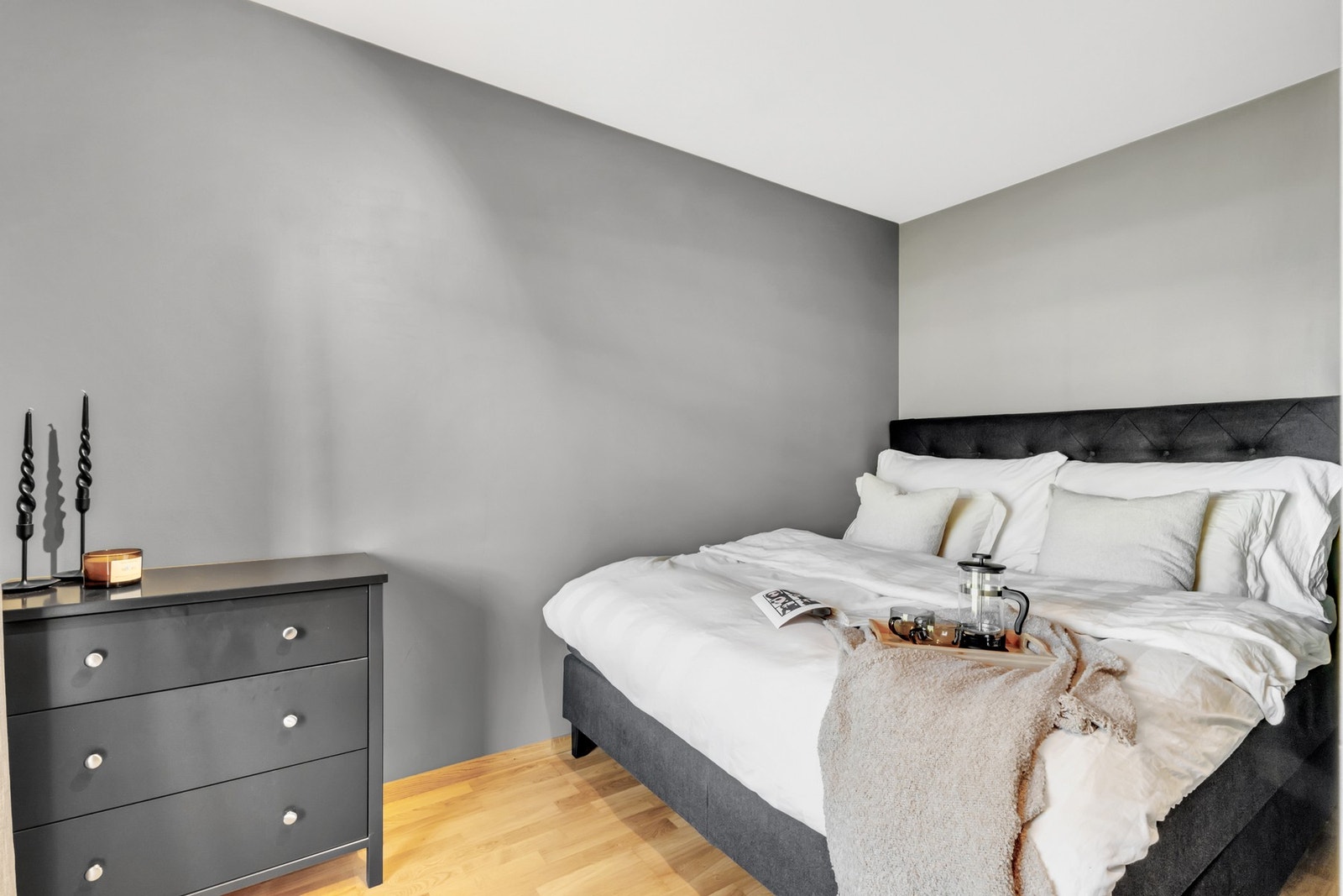 Soverom på 8 kvm med plass til både dobbeltseng og garderobeløsninger. Galleribilde