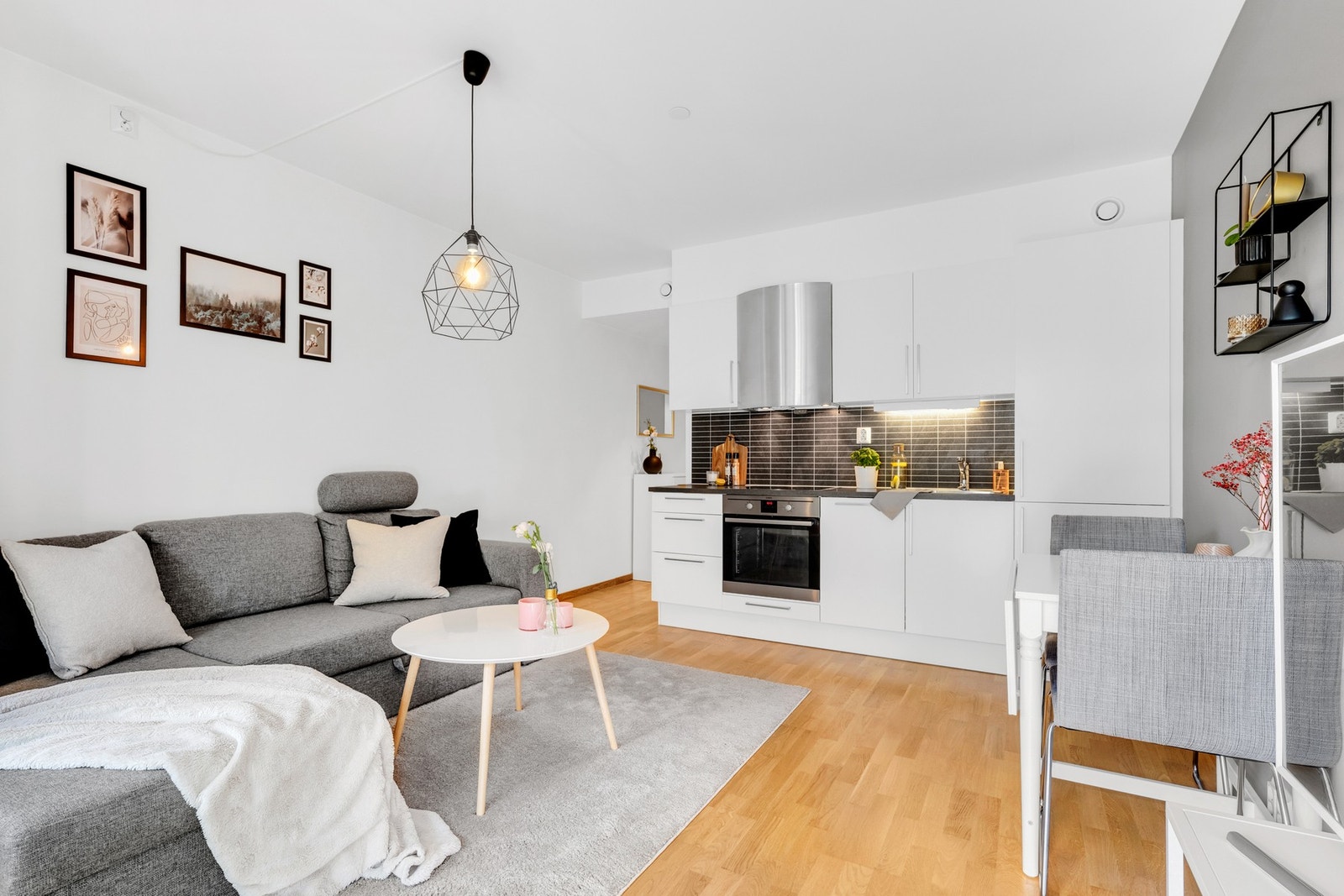 Plass til både sofagruppe og et lite spisebord på stue. Felleskostnadene inkluderer bl.a TV-pakke, internett, varmtvann og oppvarming (fjernvarme), trappevask m.m. Galleribilde