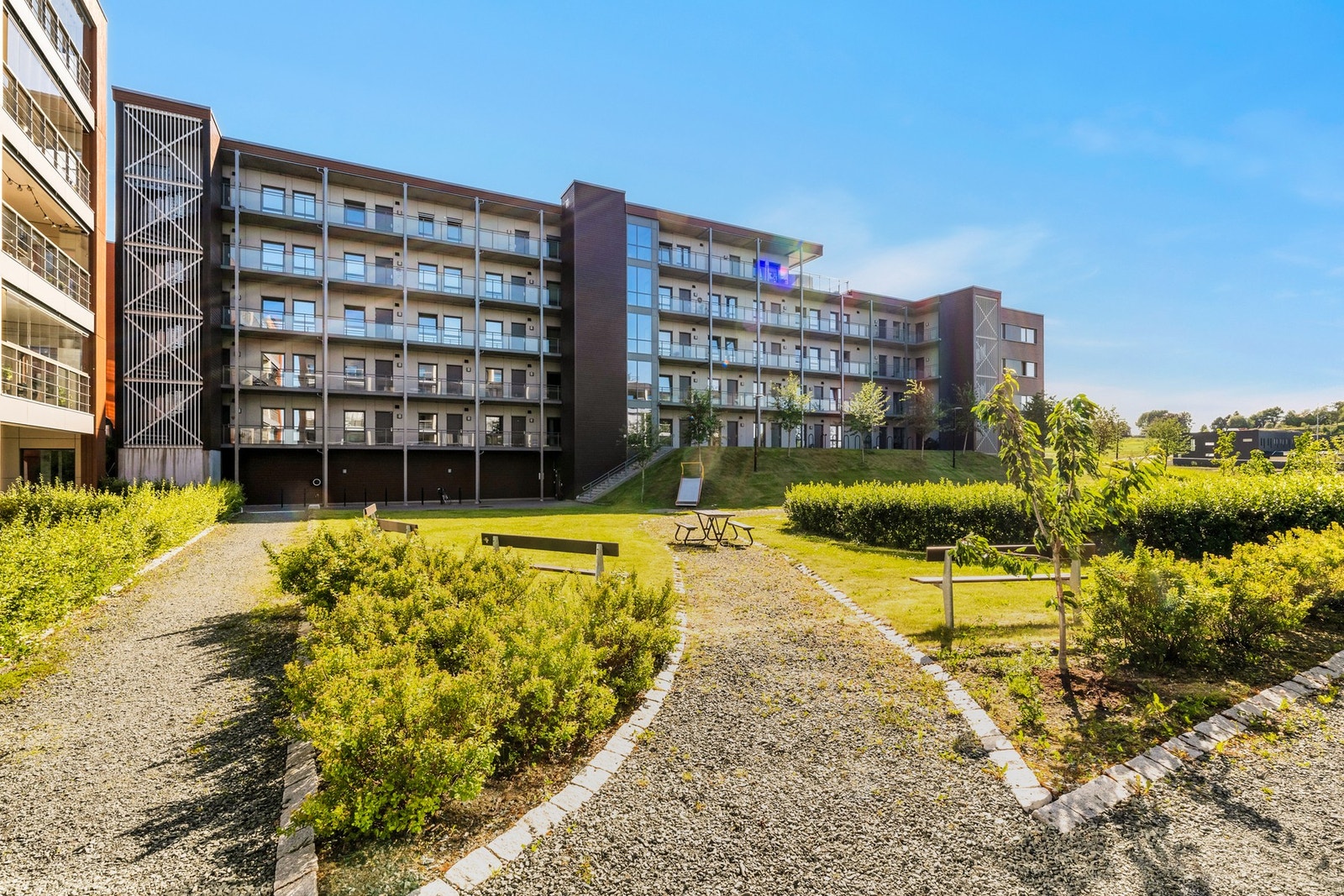 Leiligheten har egen p-plass i kjeller med mulighet for å installere elbillader. Det er heis i bygget. Galleribilde