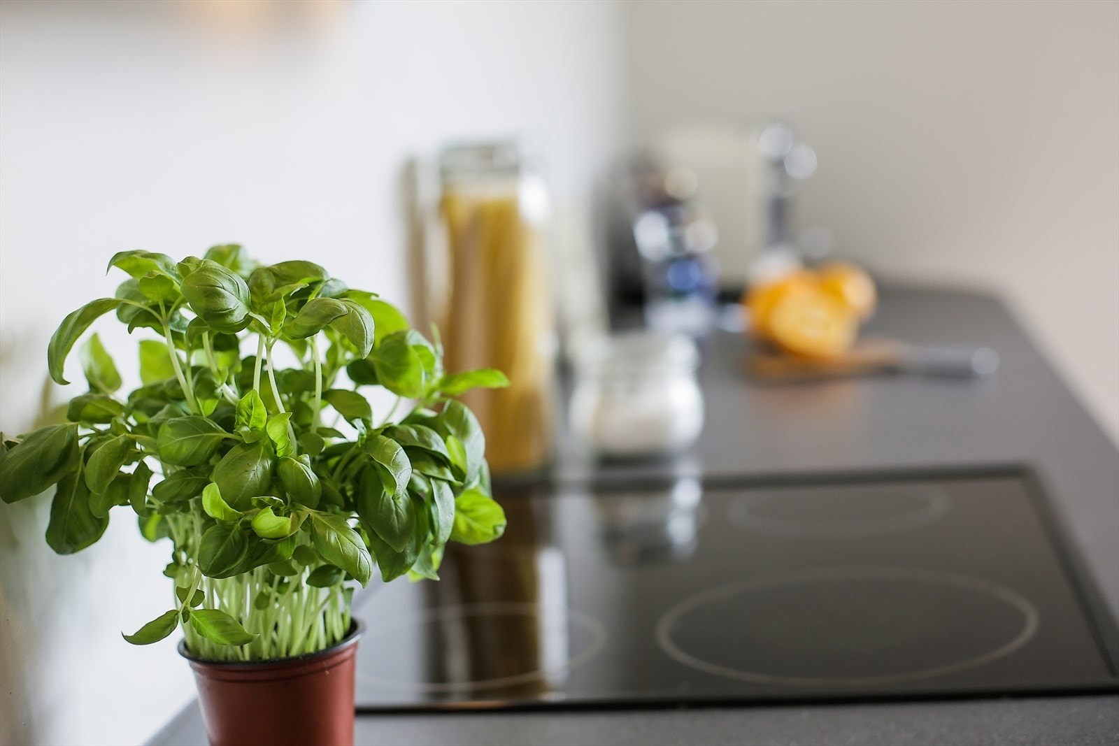 Integrerte hvitevarer består av komfyr, platetopp og oppvaskmaskin av smal type. Integrert spiseplass i enden av kjøkken. Galleribilde