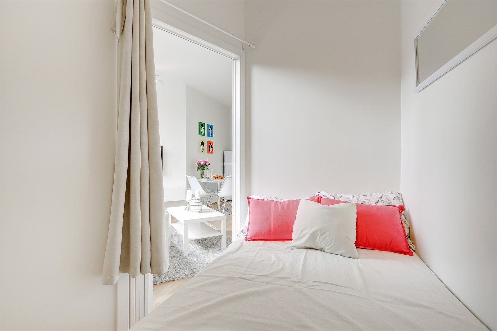 Alkoven kan innredes med både dobbeltseng, hyller og andre dekorative elementer. Galleribilde