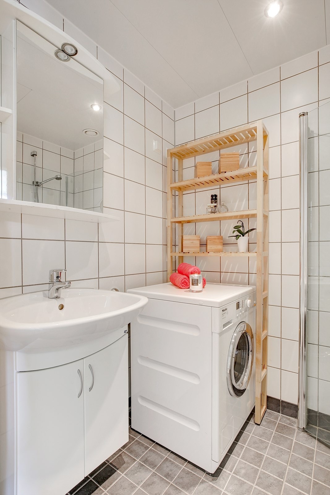 Flislagt baderom med arealeffektiv løsning. Varmekabler i gulv. Galleribilde