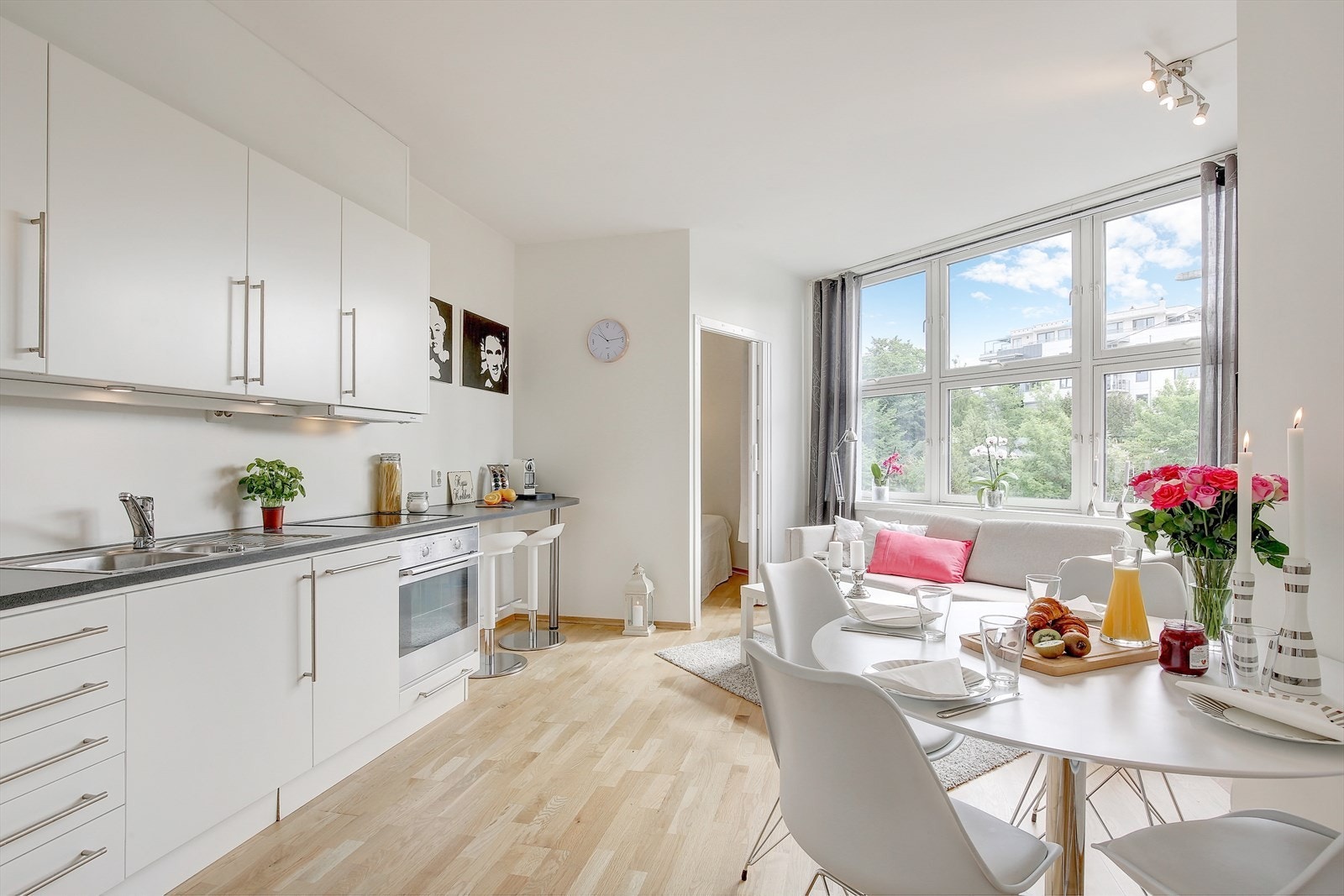 Åpen kjøkken- og stueløsning gir en romslig følelse og sosial plass for mange hyggelige sammenkomster. Galleribilde