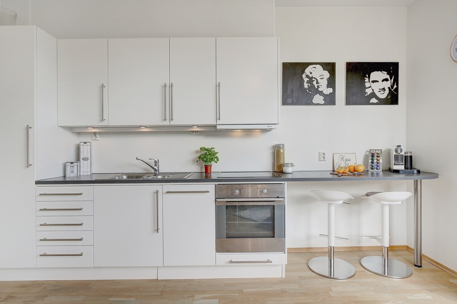 Praktisk kjøkken med gode arbeidsflater og godt med skap- og benkeplass. Galleribilde