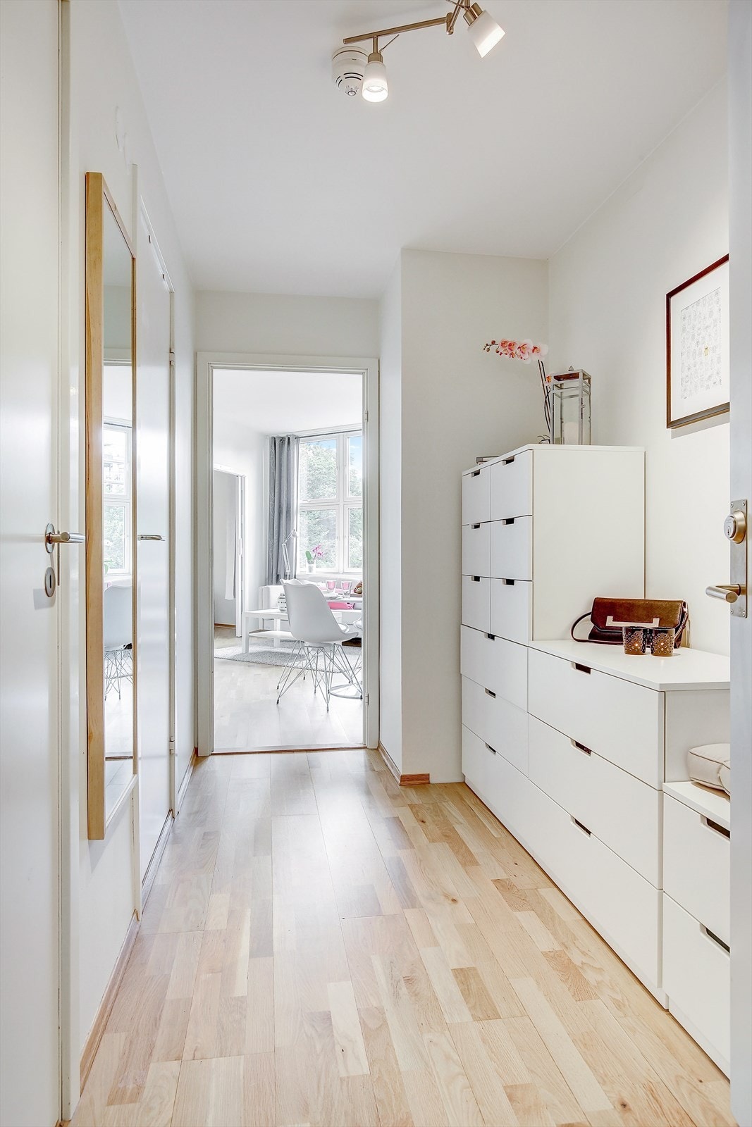 Entre med god oppbervaringsplass Galleribilde