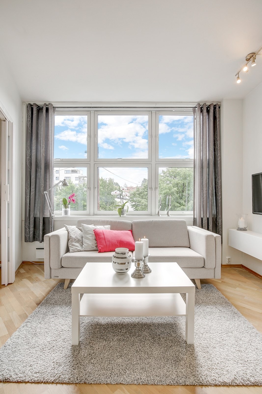 Stuen bader i godt sollys på de fineste dagene. Galleribilde