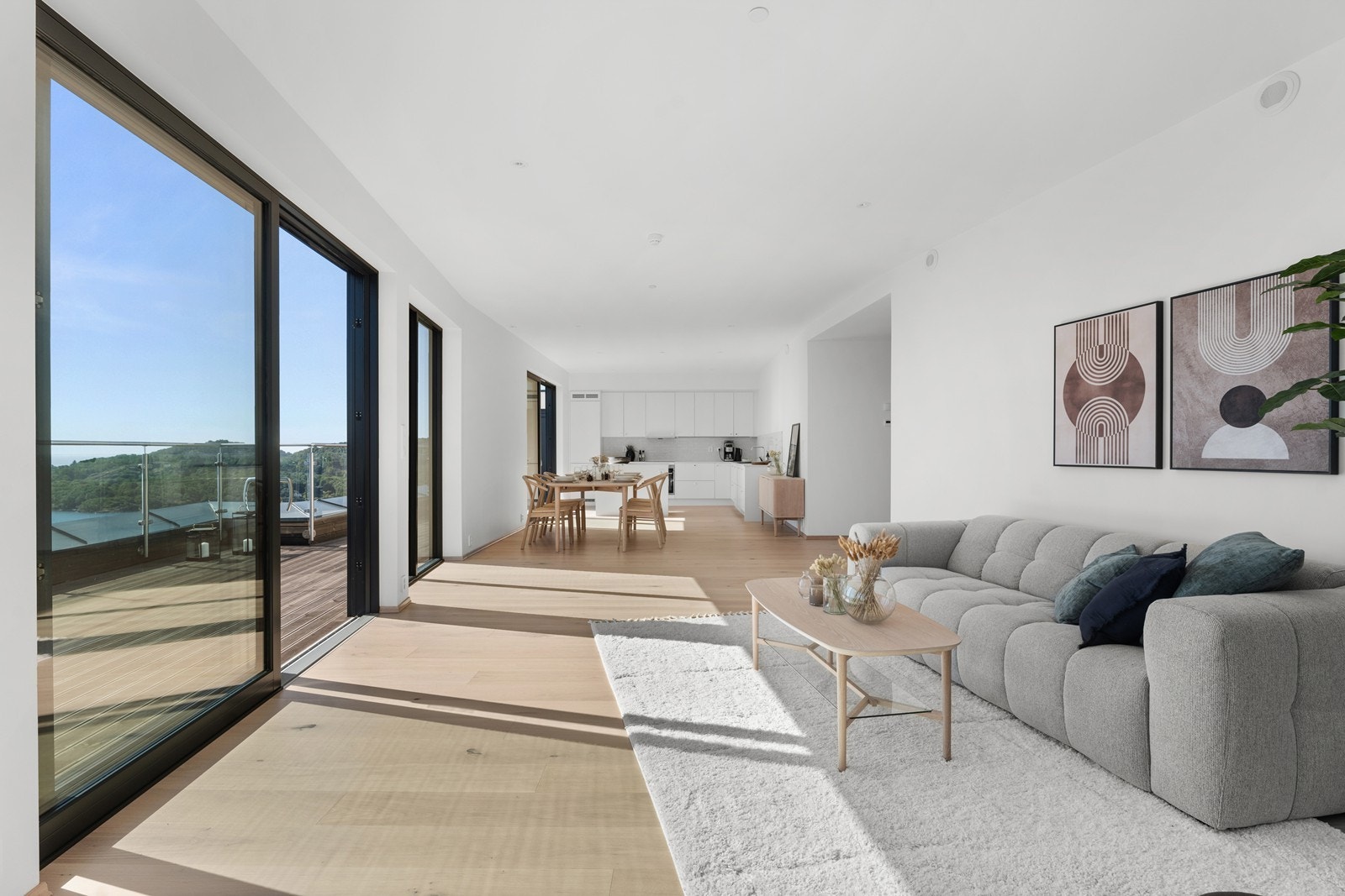 Åpen planløsning mellom stue og kjøkken Galleribilde