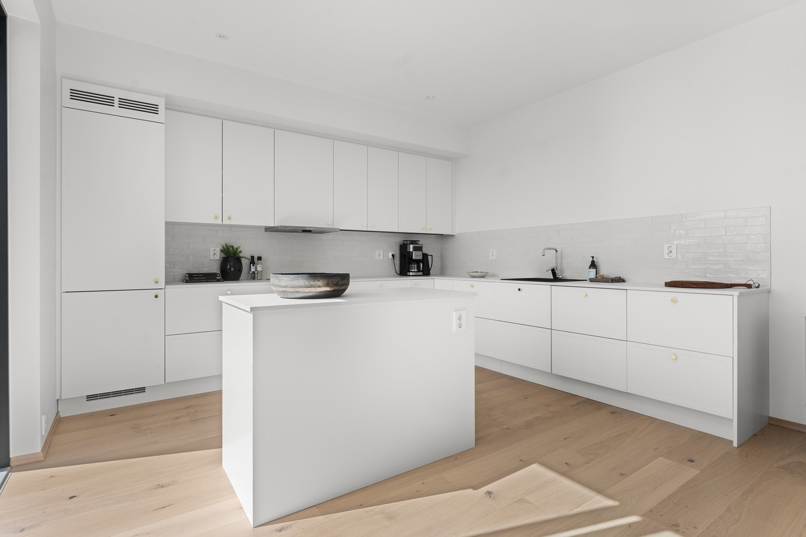 God skap- og benkeplass, samt praktisk kjøkkenøy Galleribilde