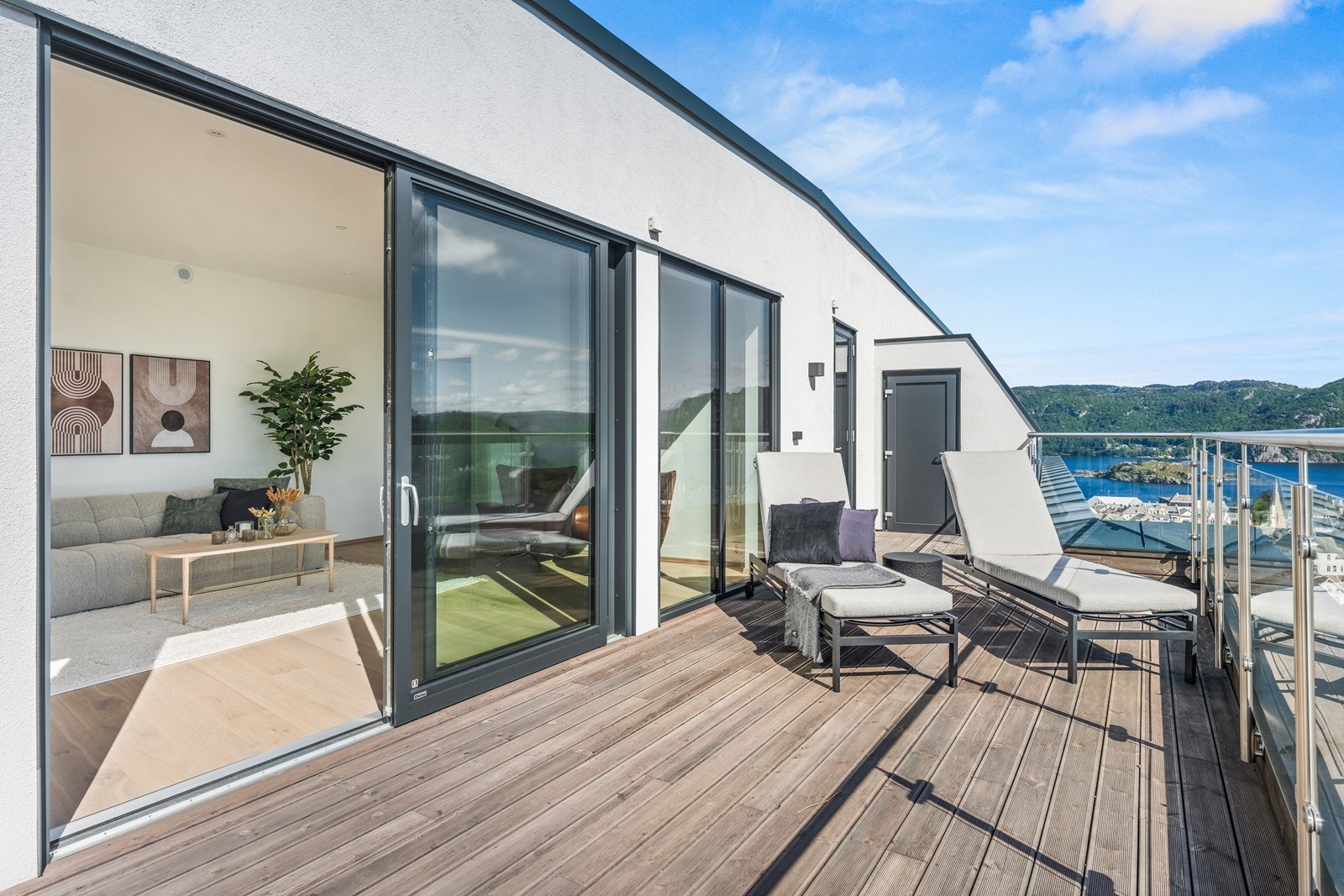 Stor privat terrasse med utgang fra stue og kjøkken Galleribilde