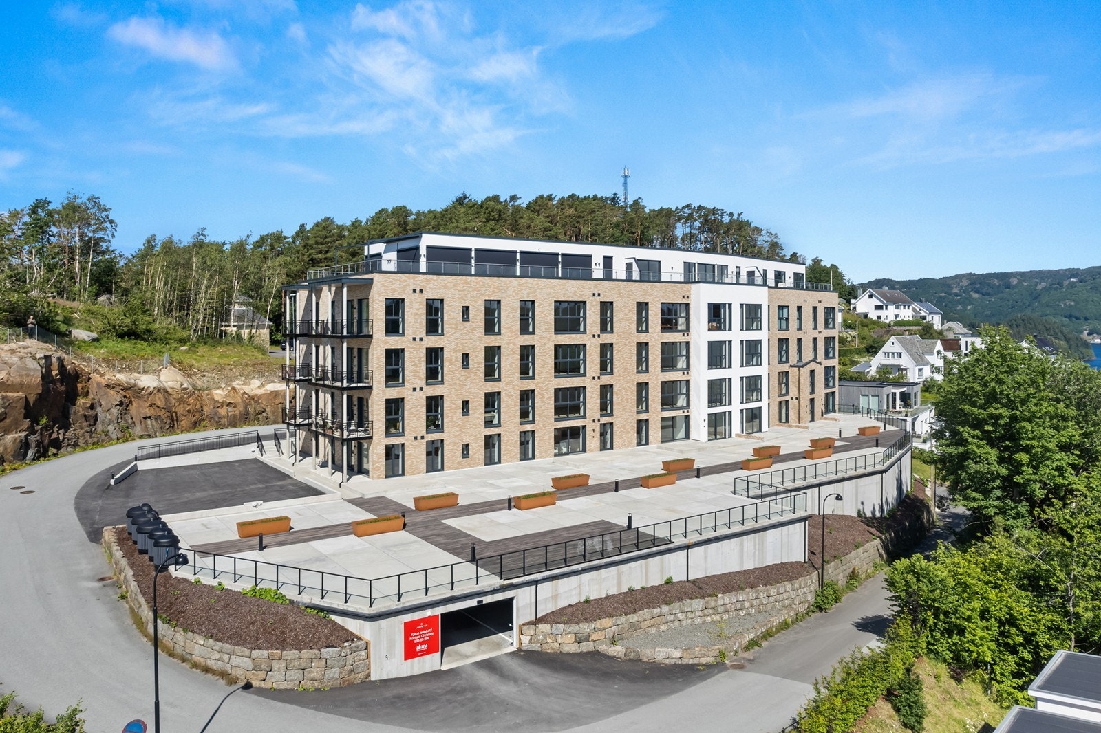 Enkel og praktisk innkjøring til garasjeanlegg Galleribilde