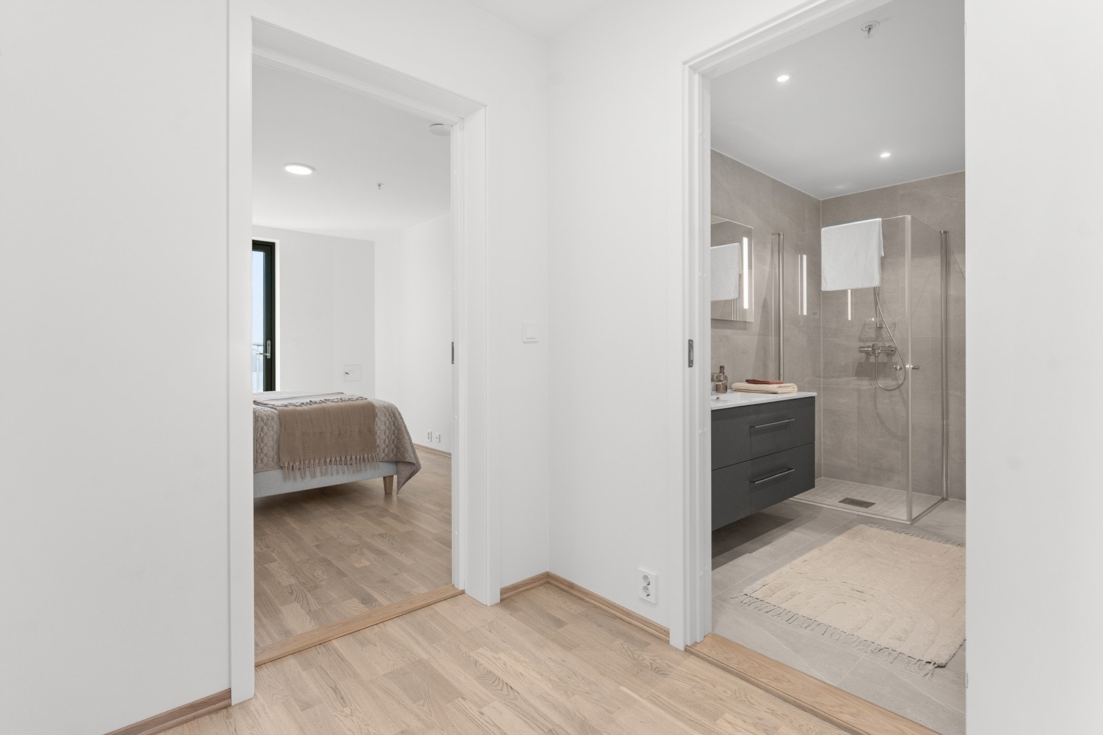 Walk-in garderobe tilhørende hovedsoverom Galleribilde