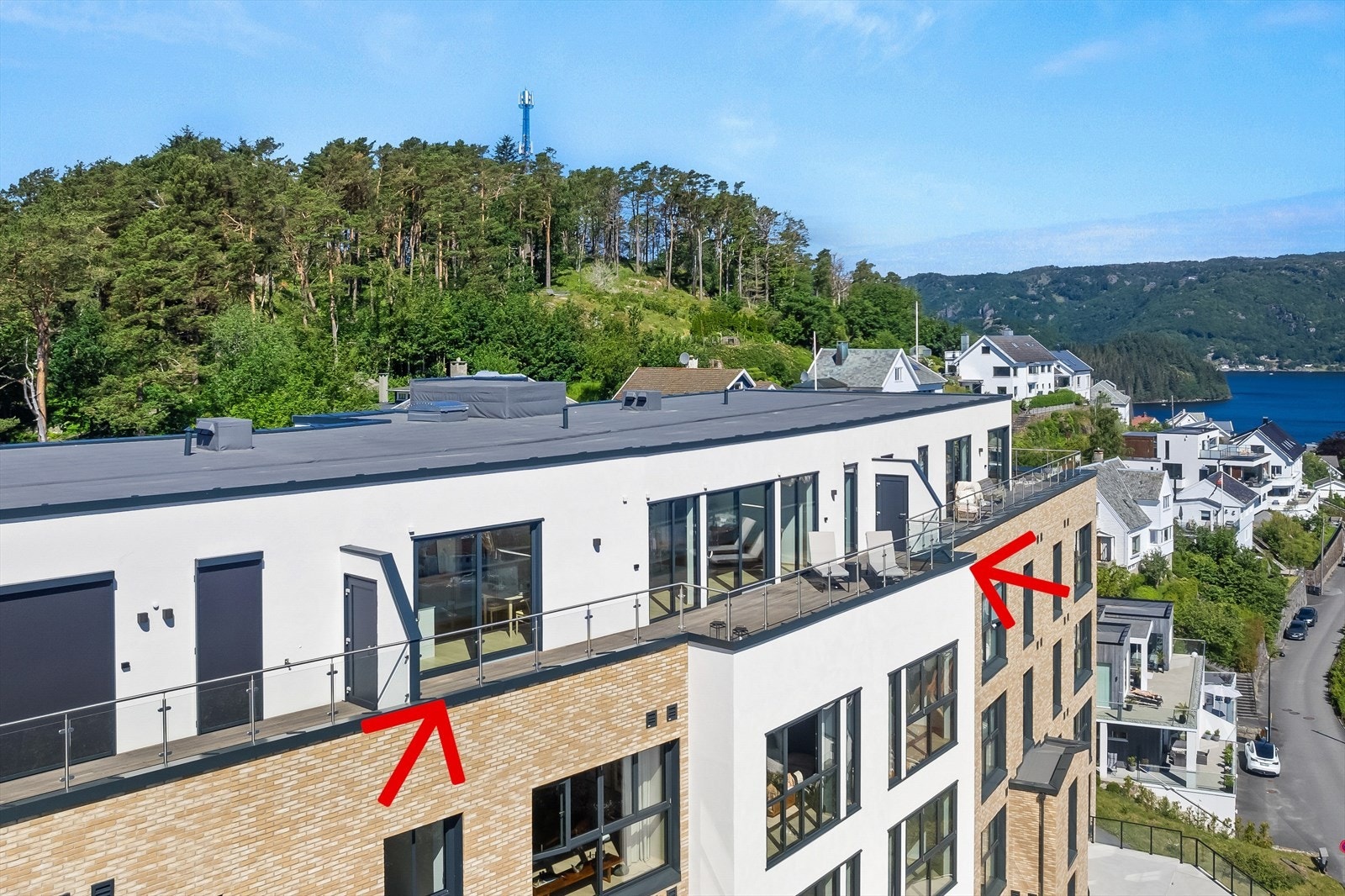 Toppetasje (midten) med stor privat terrasse og nydelig utsikt! Galleribilde